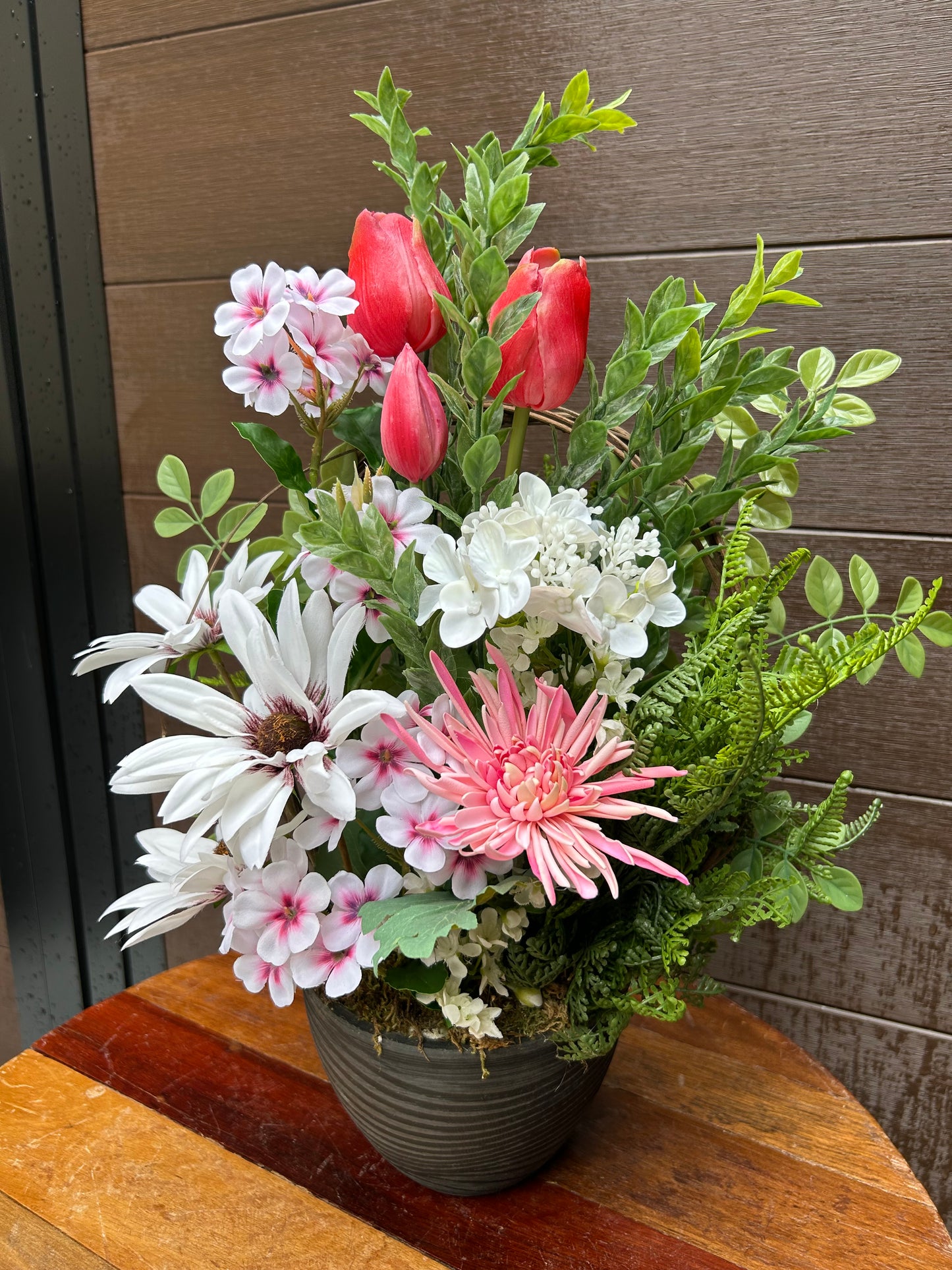 Arrangement floral artificiel – Tulipes roses, hydrangea et marguerites – 22 pouces – Pot noir