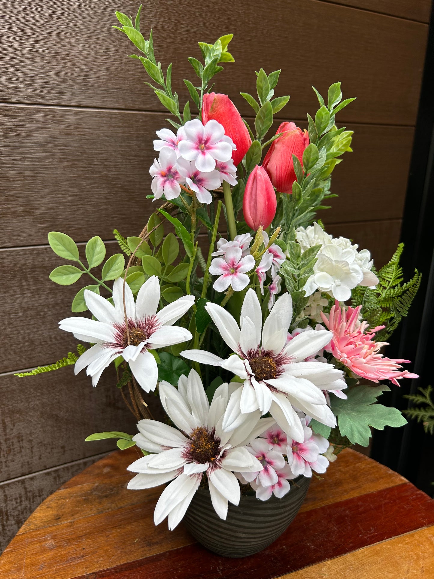 Arrangement floral artificiel – Tulipes roses, hydrangea et marguerites – 22 pouces – Pot noir