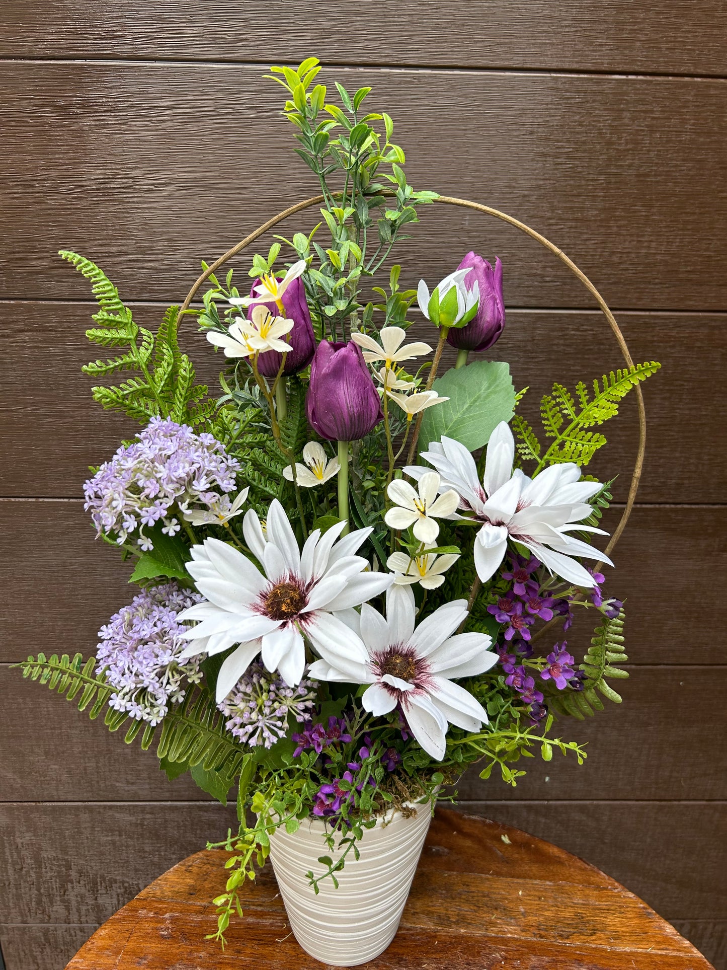 Arrangement floral avec tulipes mauves et fleurs blanches – Décoration florale élégante avec cercle décoratif