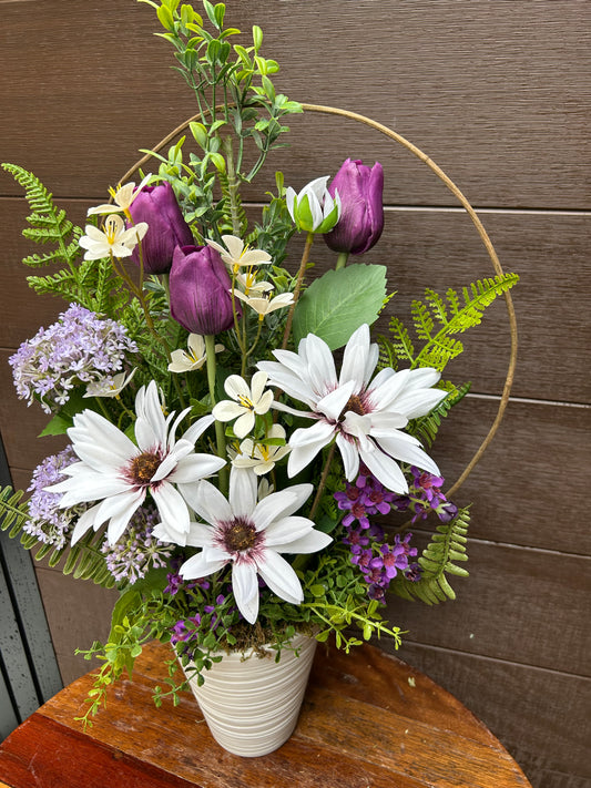 Floral arrangement with mauve tulips and white flowers – Elegant floral decoration with decorative circle