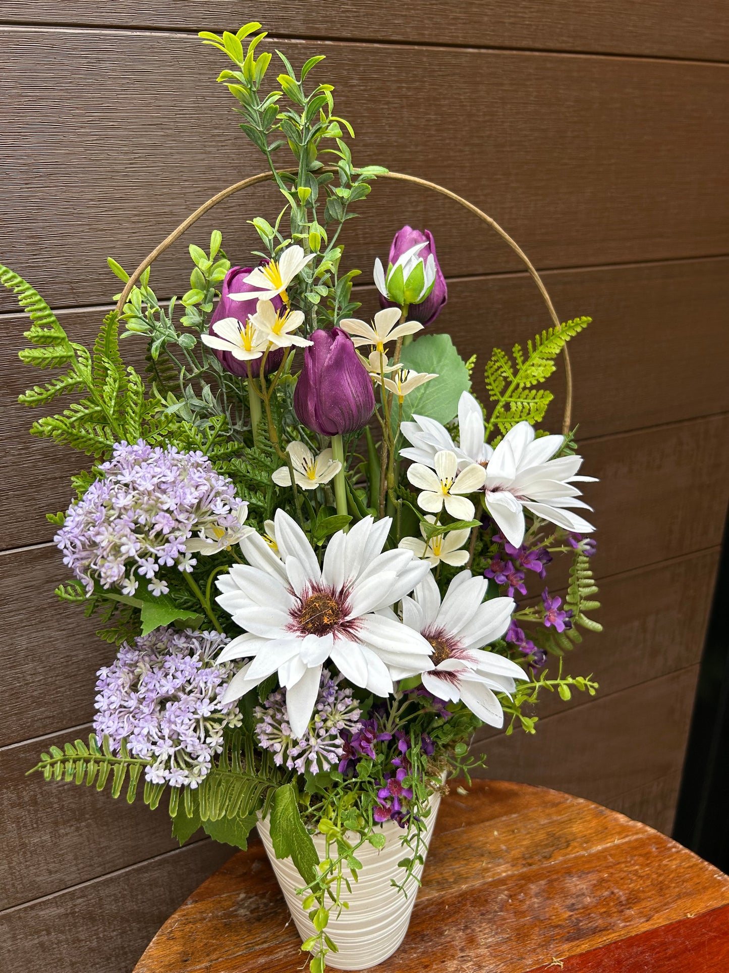 Arrangement floral avec tulipes mauves et fleurs blanches – Décoration florale élégante avec cercle décoratif