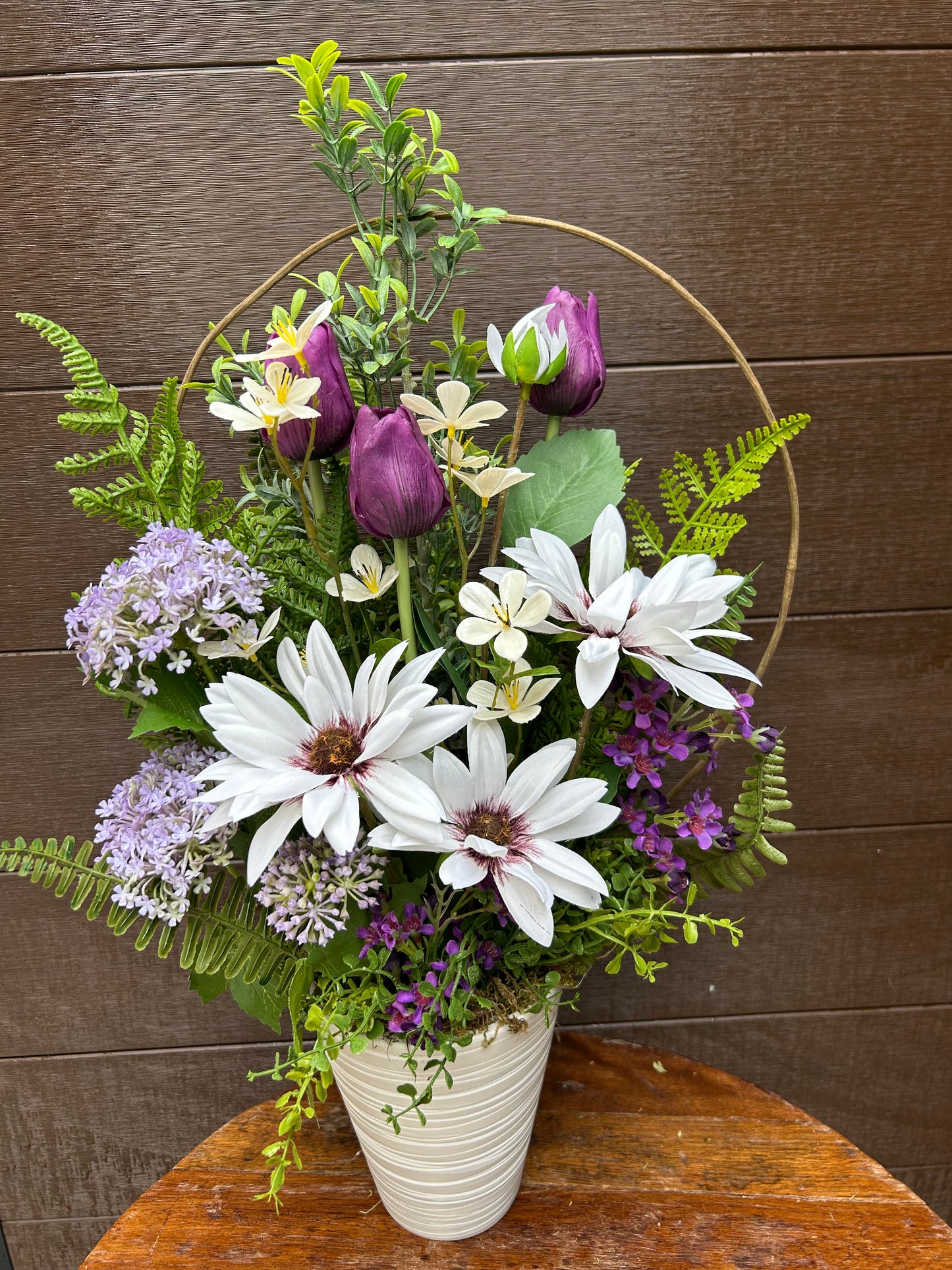 Arrangement floral avec tulipes mauves et fleurs blanches – Décoration florale élégante avec cercle décoratif