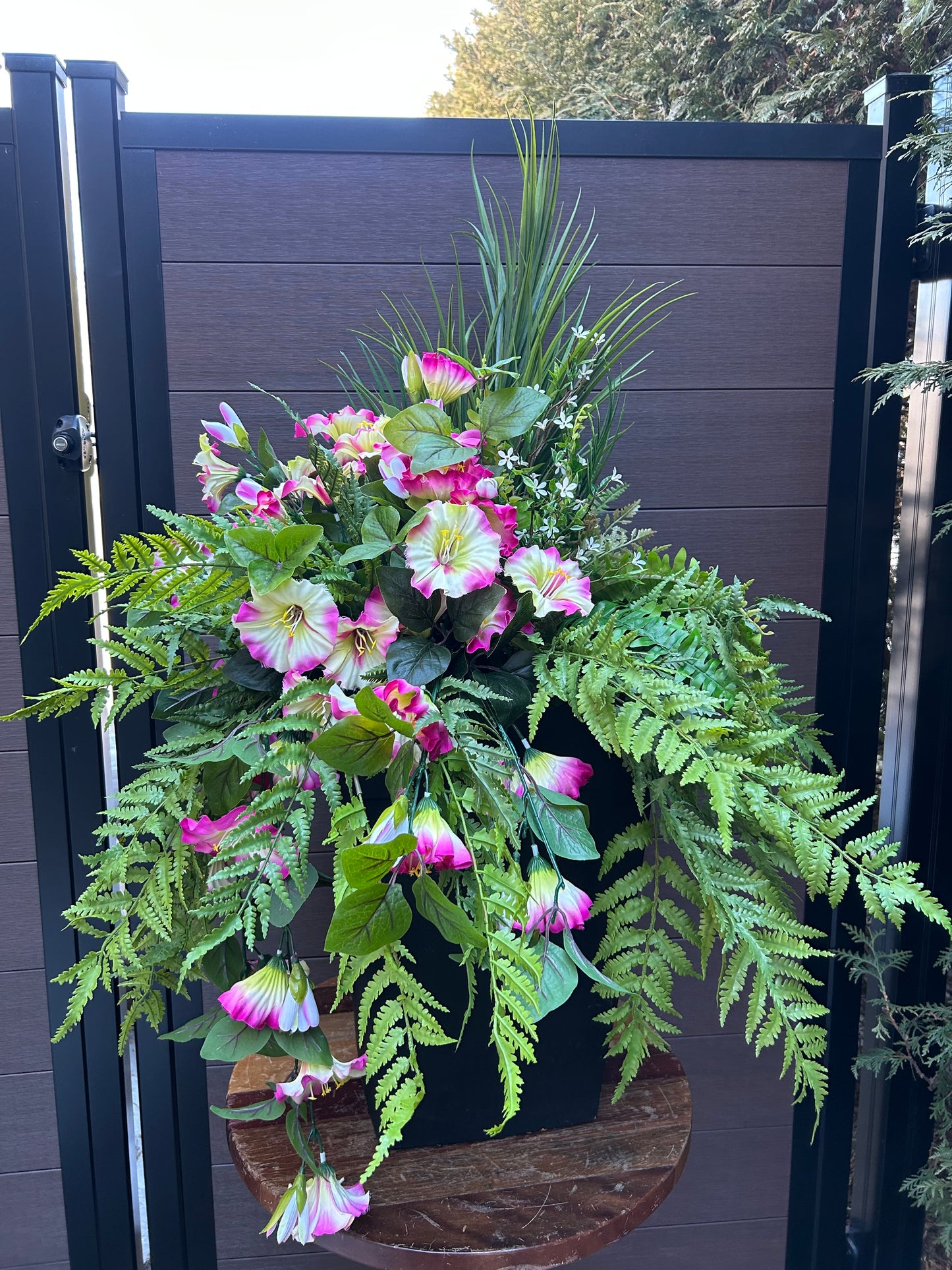 Arrangement floral extérieur artificiel en pot – pétunias rose et blanc pour entrée, terrasse ou patio