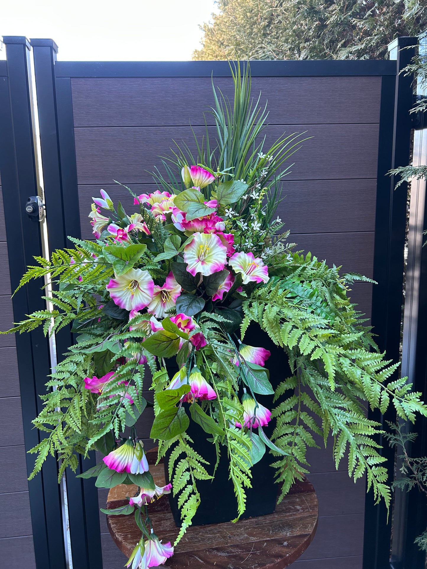 Arrangement floral extérieur artificiel en pot – pétunias rose et blanc pour entrée, terrasse ou patio