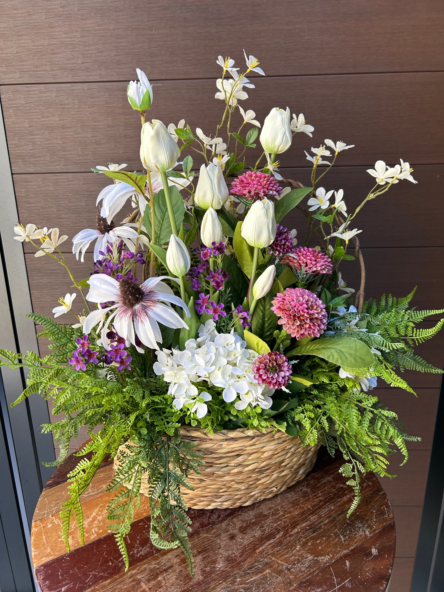 Arrangement floral artificiel en panier d’osier – Tulipes, hydrangea et fleurs champêtres – 22 x 22 po