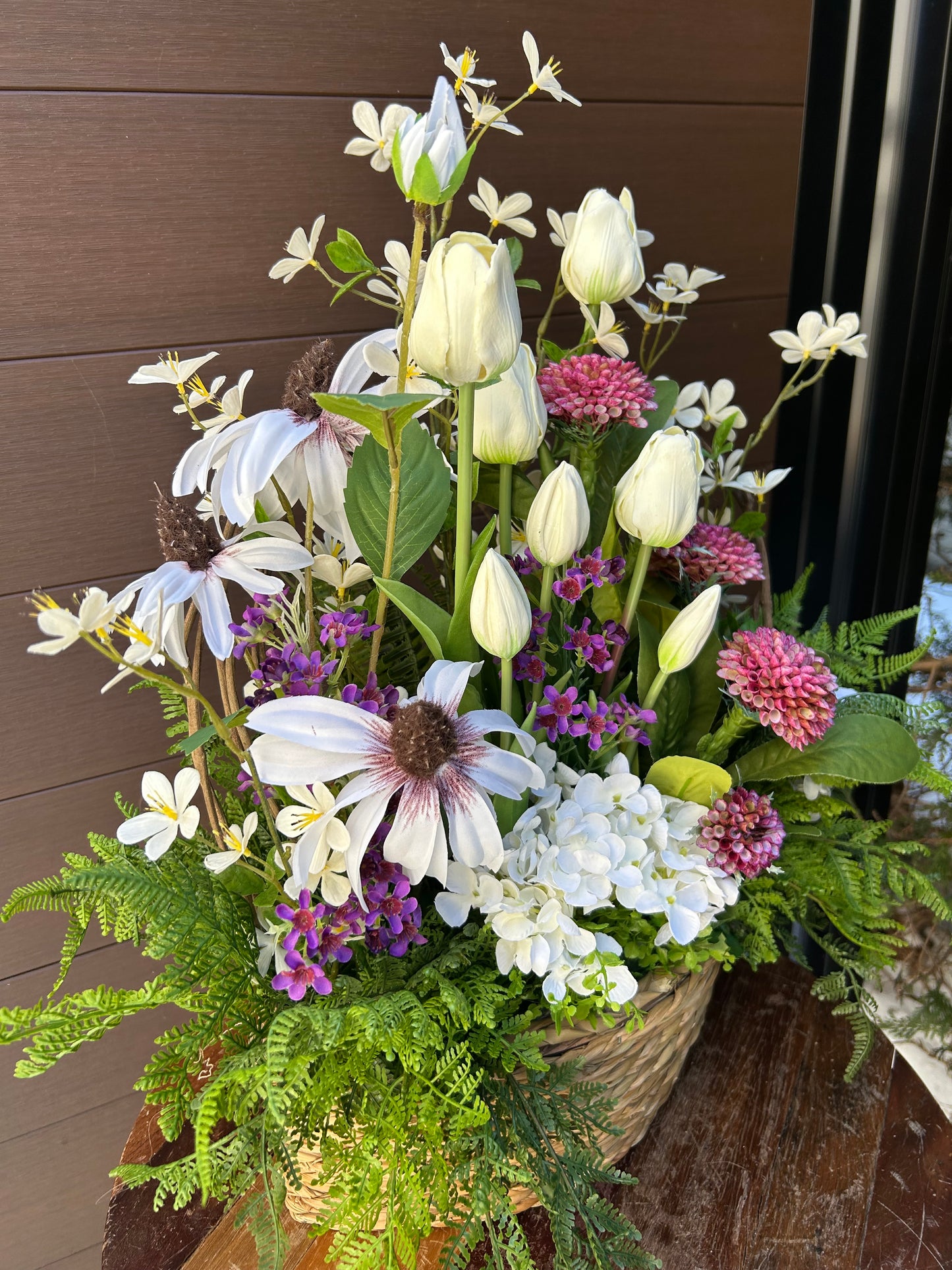 Arrangement floral artificiel en panier d’osier – Tulipes, hydrangea et fleurs champêtres – 22 x 22 po