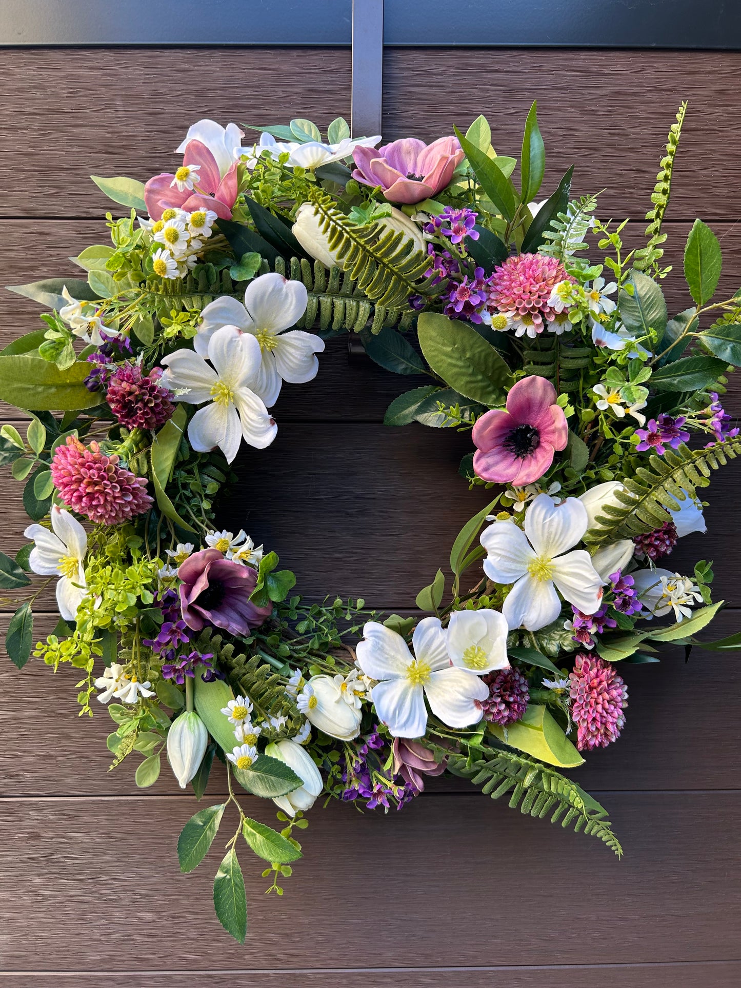 Couronne florale printanière blanc, rose et feuillage – style champêtre chic