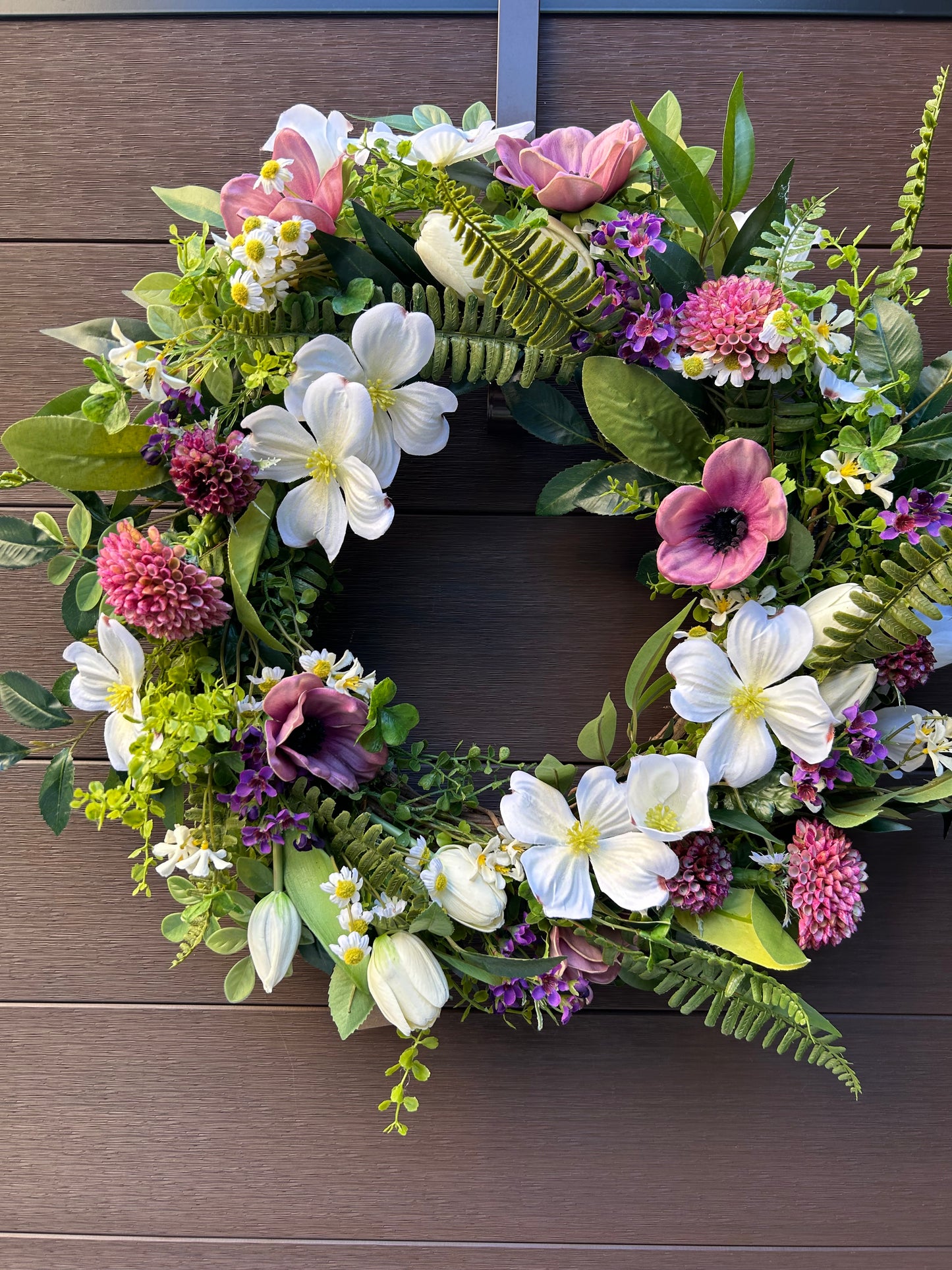 Couronne florale printanière blanc, rose et feuillage – style champêtre chic