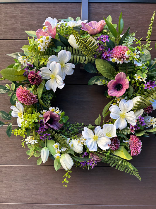 Couronne florale printanière blanc, rose et feuillage – style champêtre chic