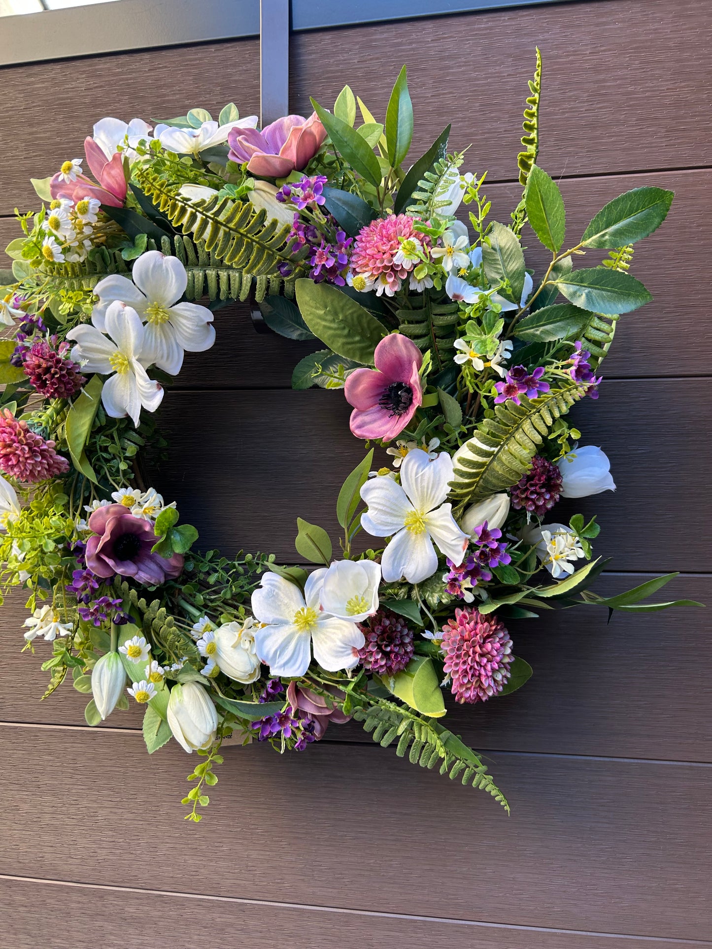 Couronne florale printanière blanc, rose et feuillage – style champêtre chic
