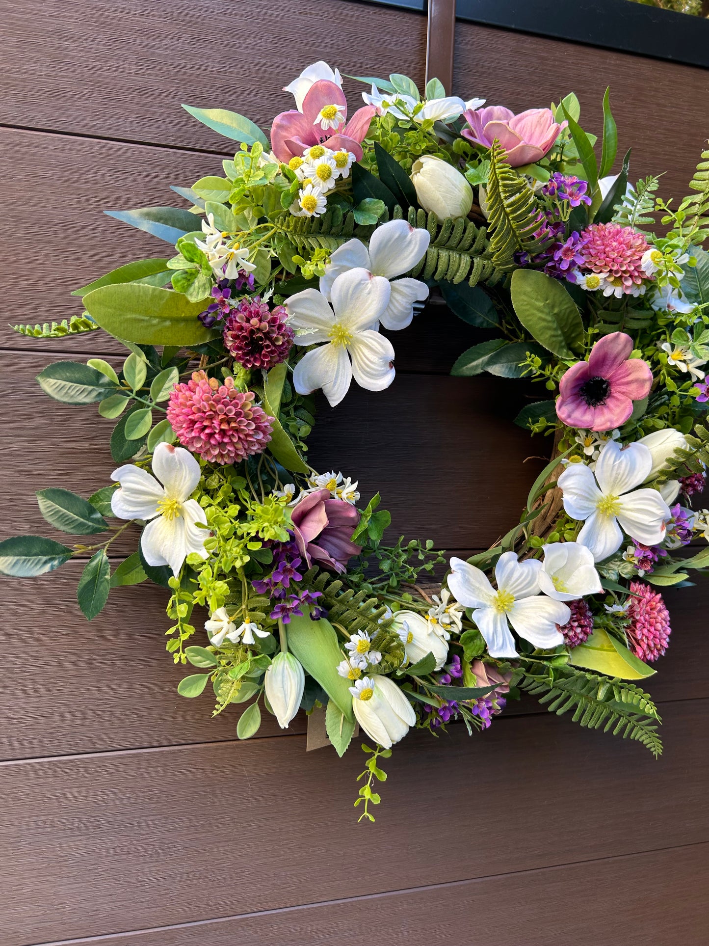 Couronne florale printanière blanc, rose et feuillage – style champêtre chic