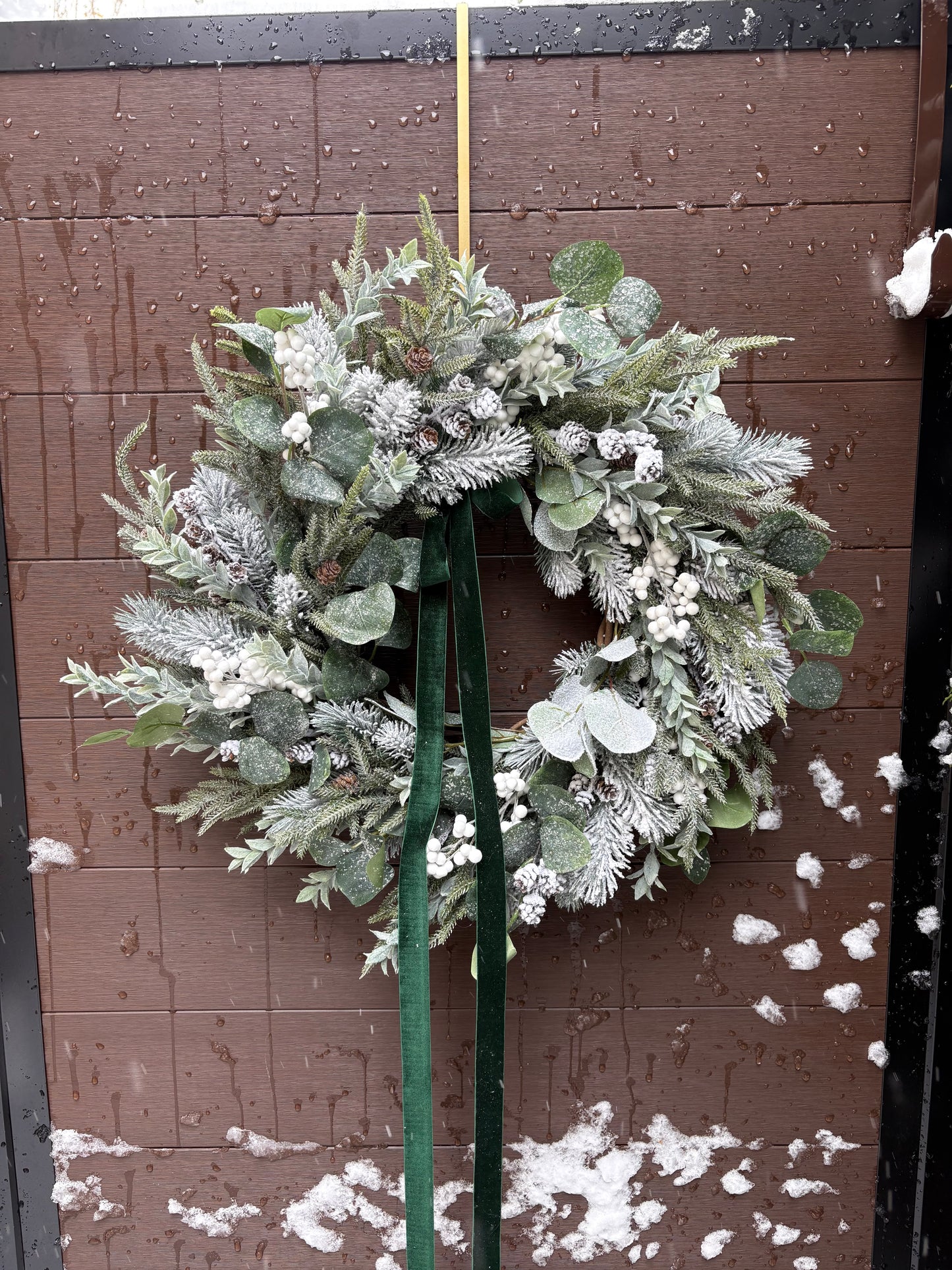22-inch Artificial Frosted Winter Wreath – Snowy Foliage, White Berries, and Green Velvet Ribbon
