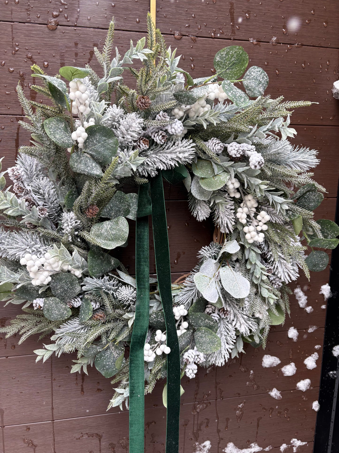 22-inch Artificial Frosted Winter Wreath – Snowy Foliage, White Berries, and Green Velvet Ribbon