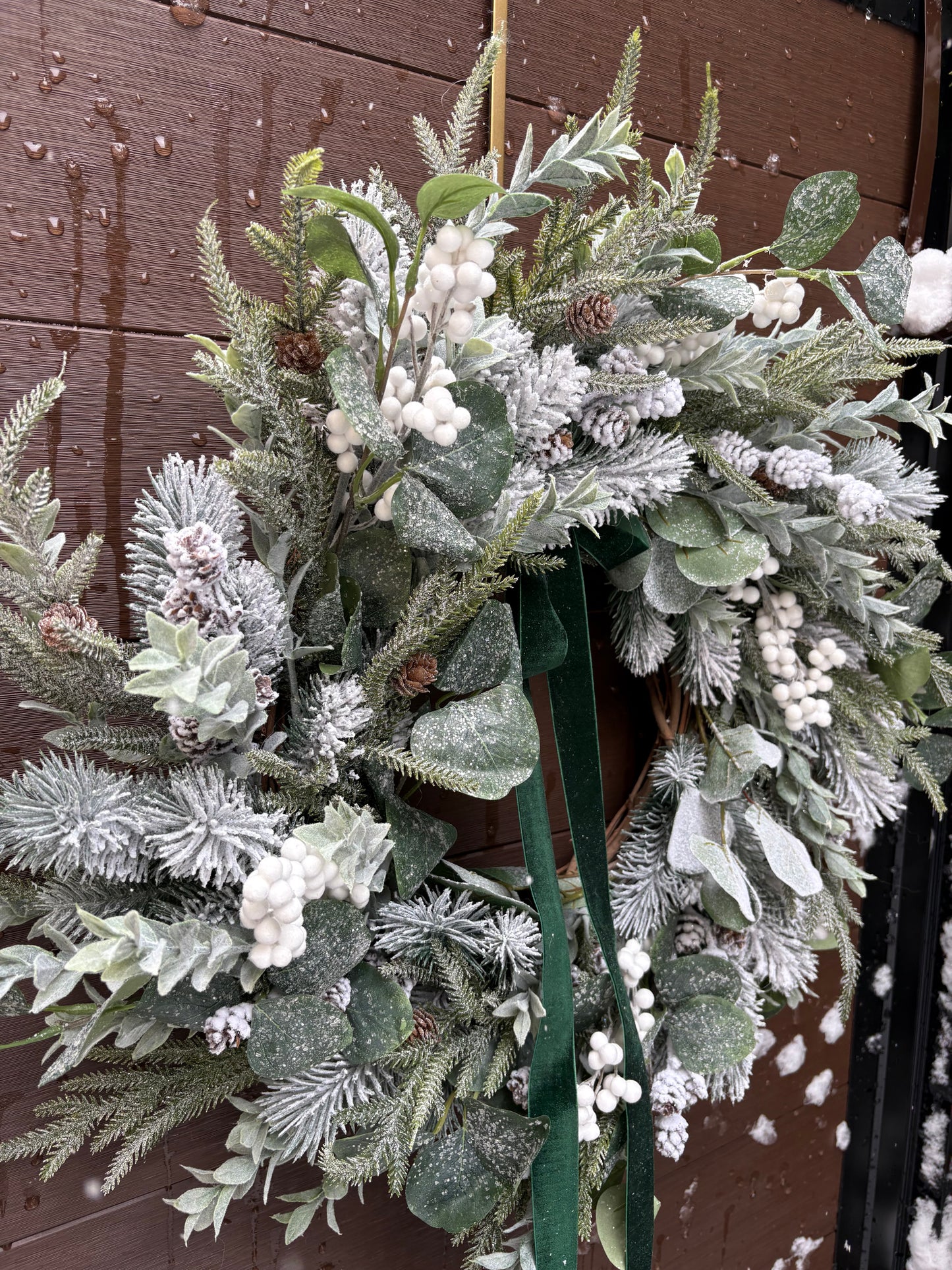 22-inch Artificial Frosted Winter Wreath – Snowy Foliage, White Berries, and Green Velvet Ribbon