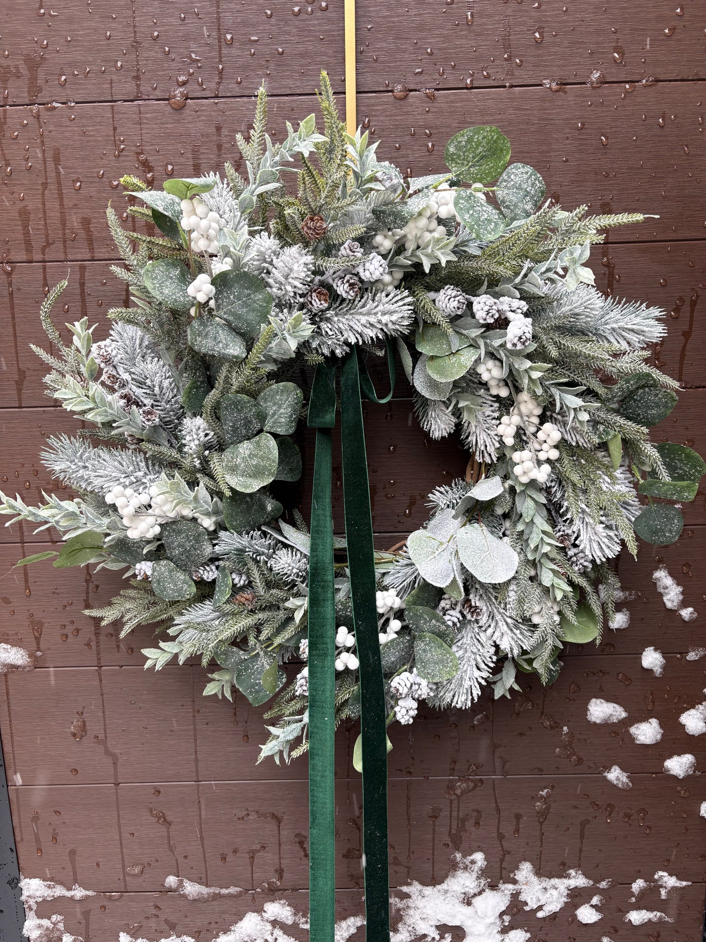 22-inch Artificial Frosted Winter Wreath – Snowy Foliage, White Berries, and Green Velvet Ribbon