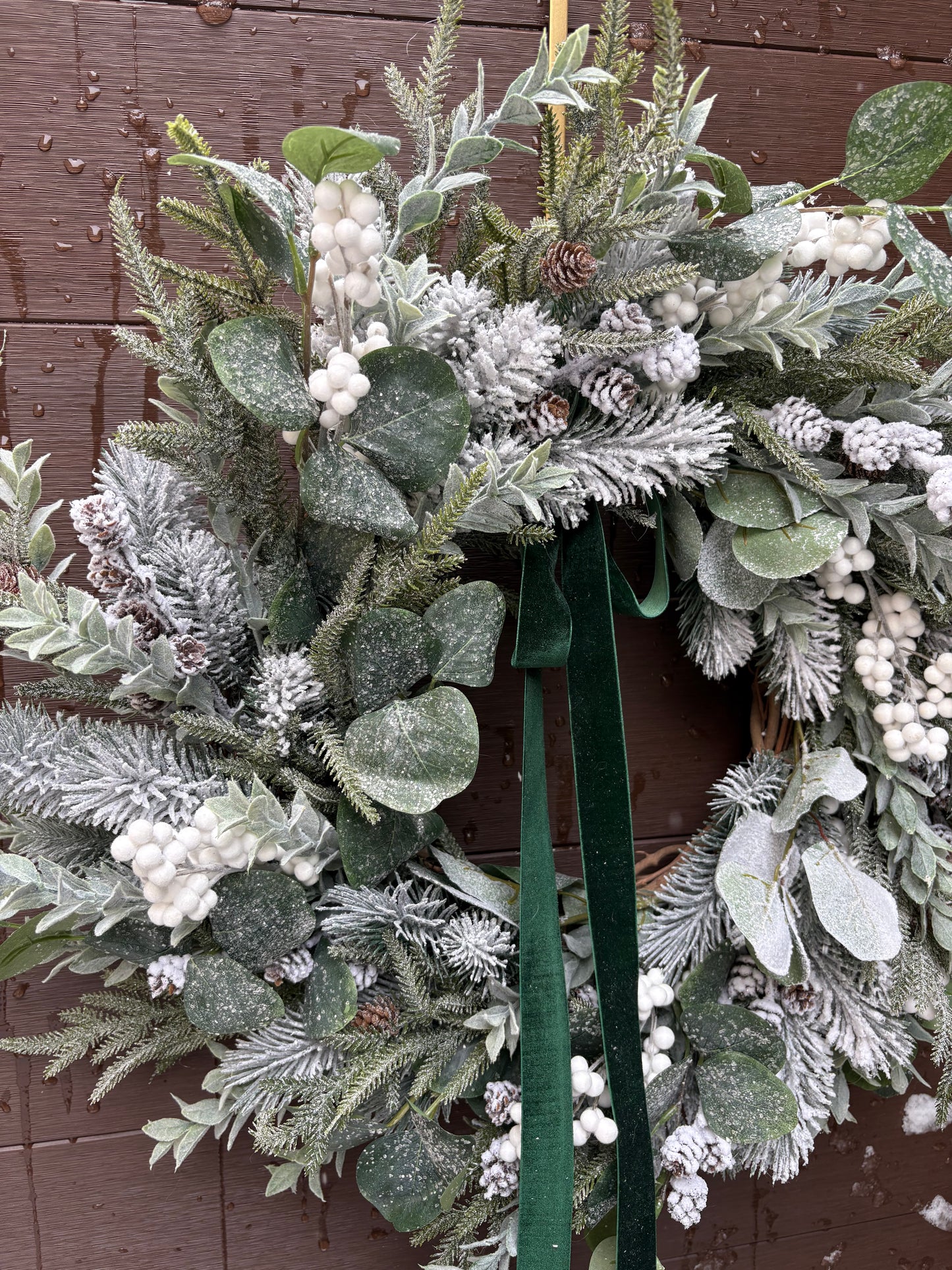 22-inch Artificial Frosted Winter Wreath – Snowy Foliage, White Berries, and Green Velvet Ribbon