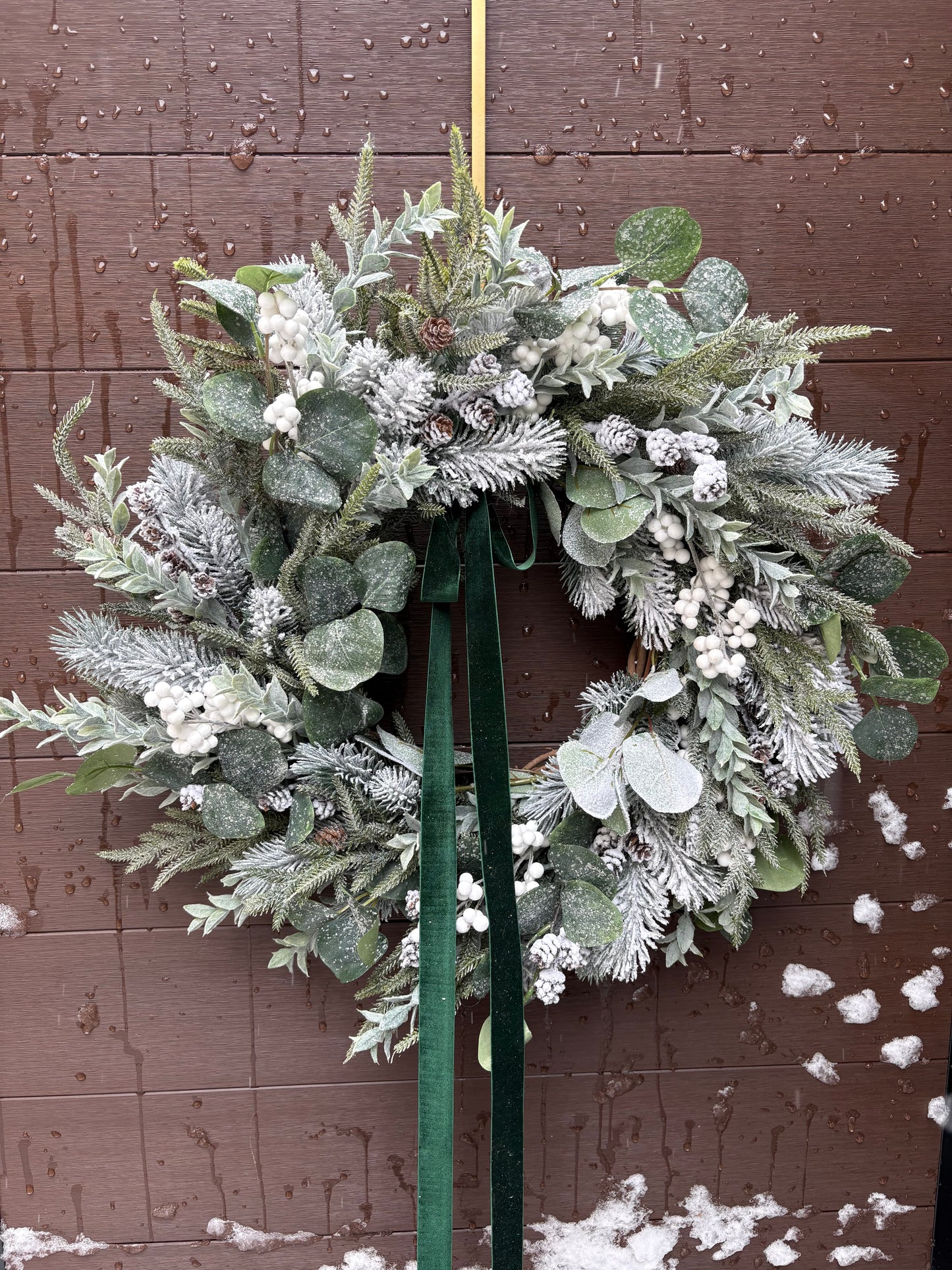 22-inch Artificial Frosted Winter Wreath – Snowy Foliage, White Berries, and Green Velvet Ribbon