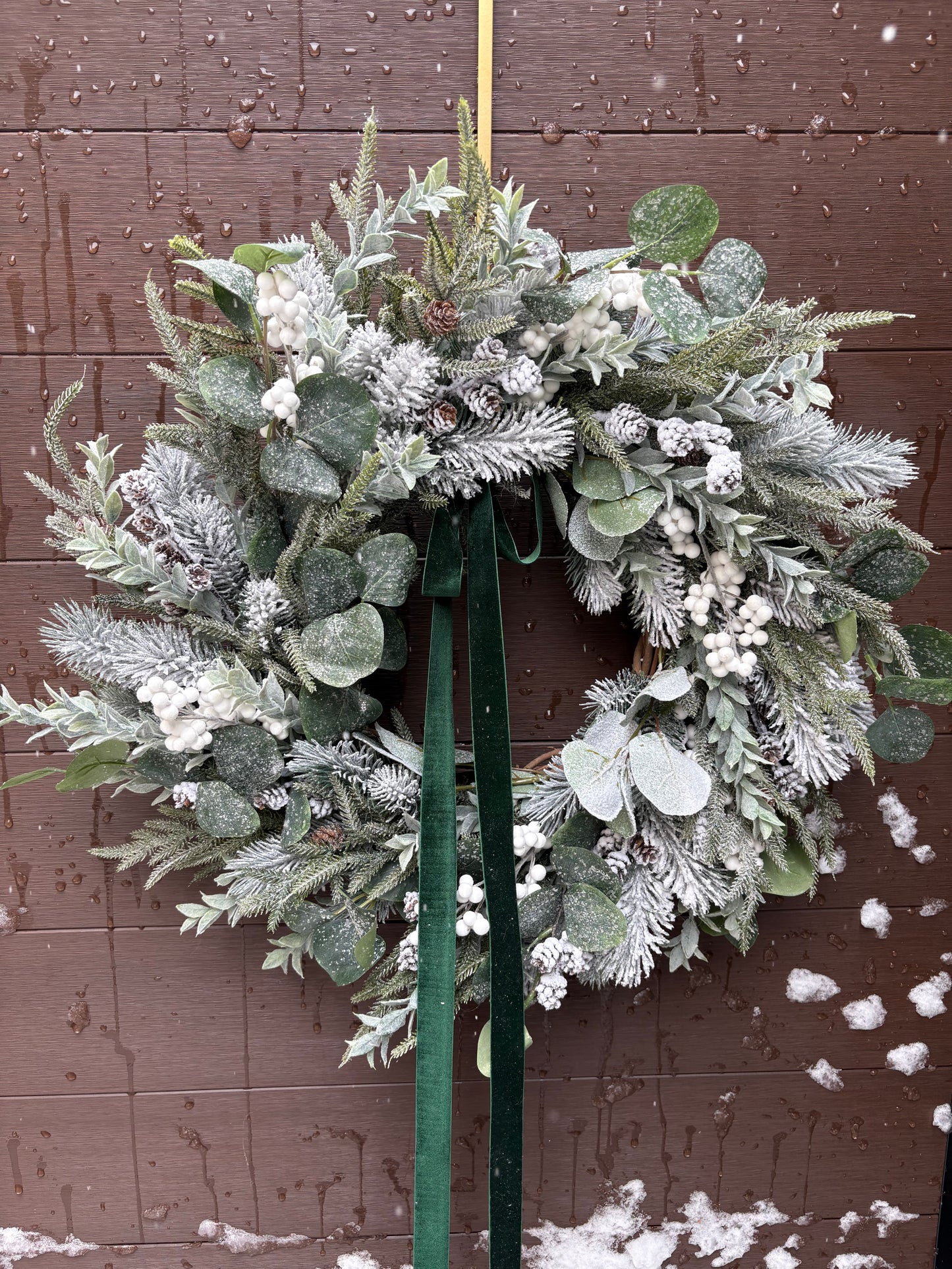 22-inch Artificial Frosted Winter Wreath – Snowy Foliage, White Berries, and Green Velvet Ribbon