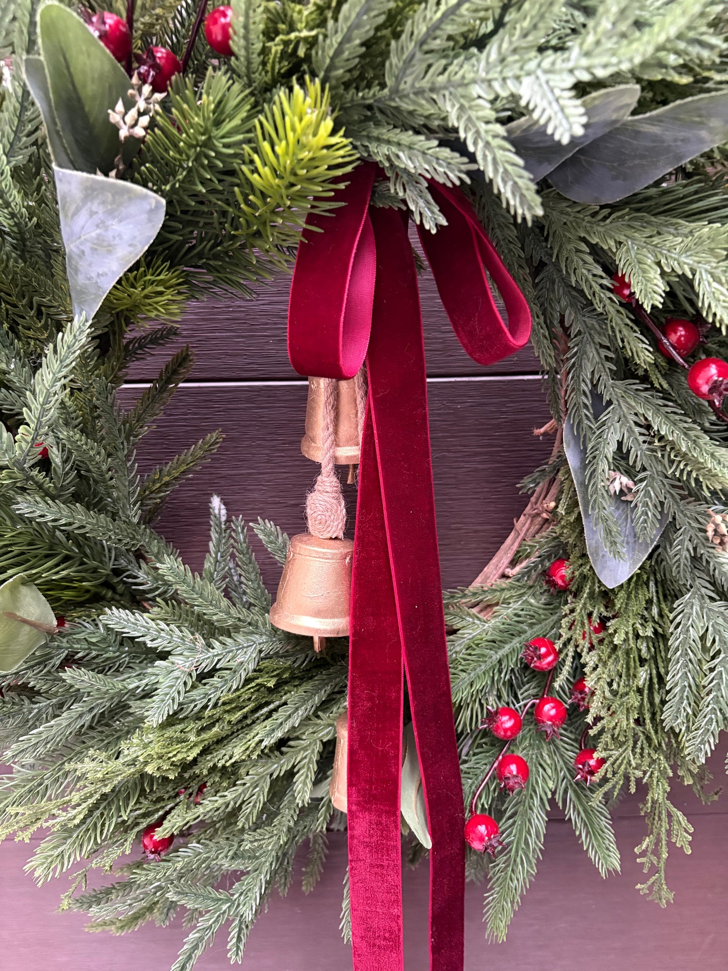 Grande couronne de Noël pour porte d’entrée – Pin, eucalyptus et baies rouges avec ruban bourgogne et cloches – 26 pouces