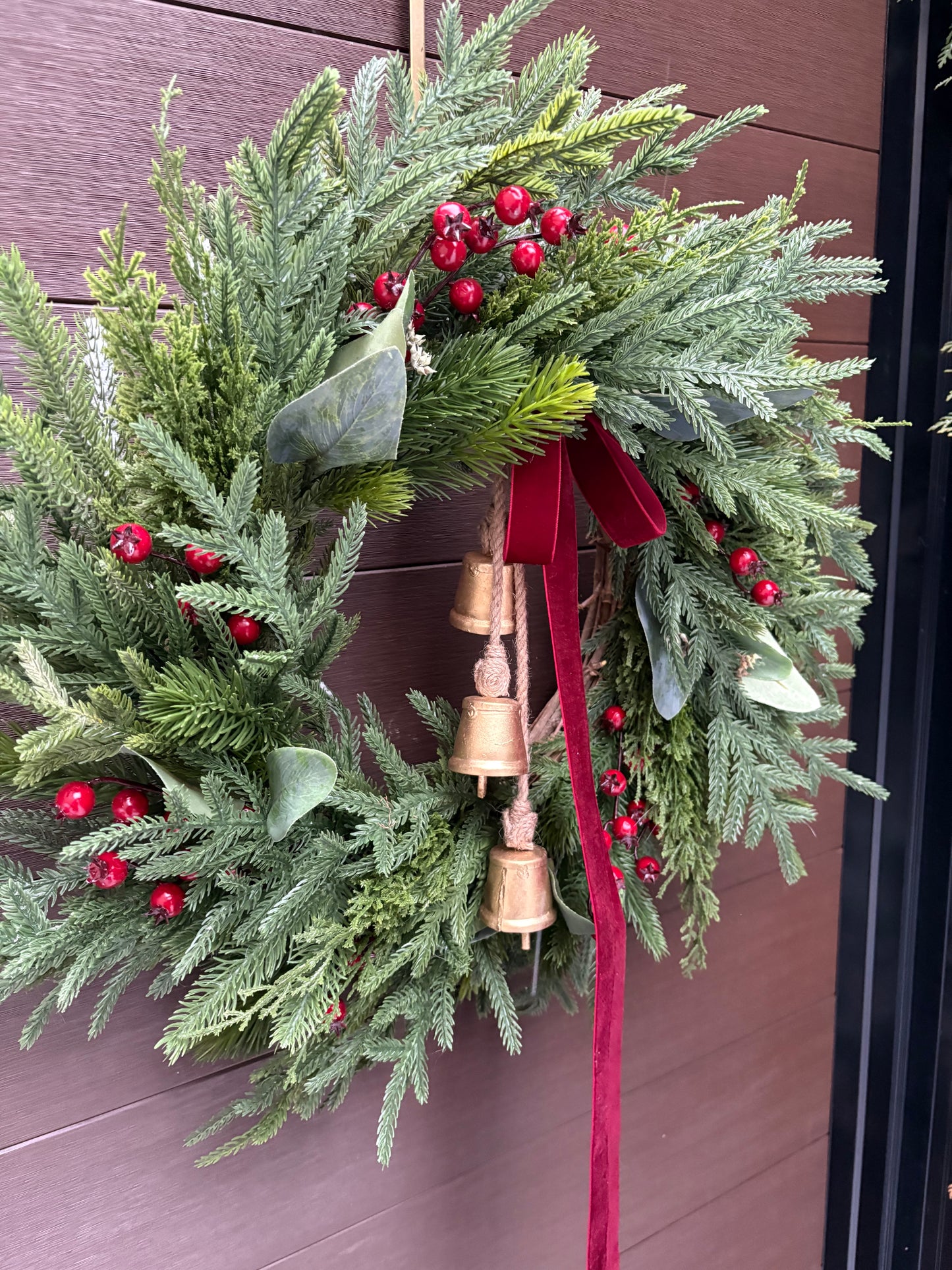 Grande couronne de Noël pour porte d’entrée – Pin, eucalyptus et baies rouges avec ruban bourgogne et cloches – 26 pouces