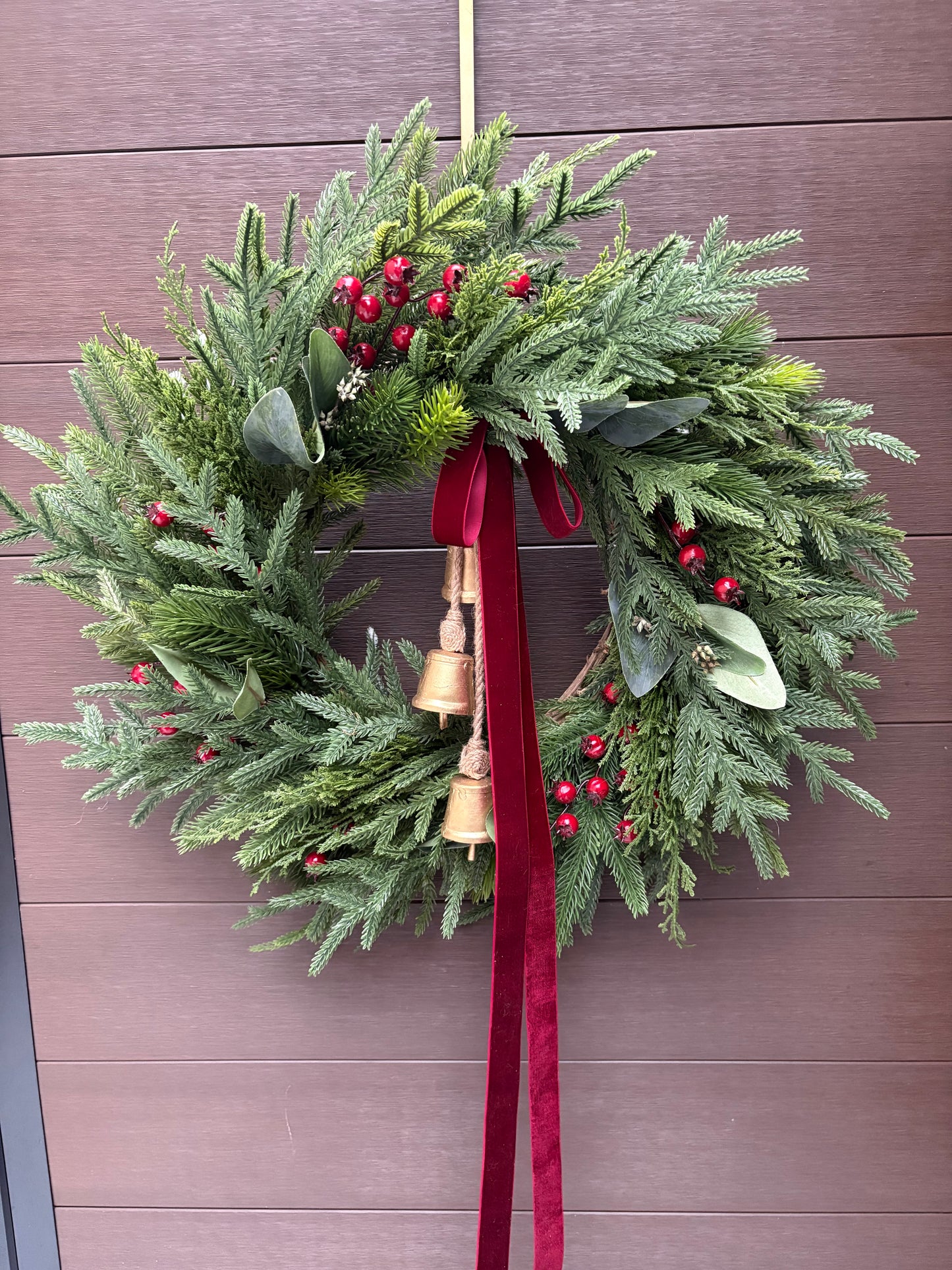 Grande couronne de Noël pour porte d’entrée – Pin, eucalyptus et baies rouges avec ruban bourgogne et cloches – 26 pouces
