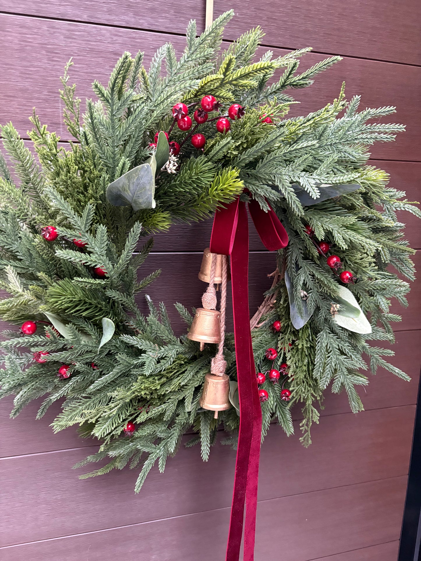Grande couronne de Noël pour porte d’entrée – Pin, eucalyptus et baies rouges avec ruban bourgogne et cloches – 26 pouces