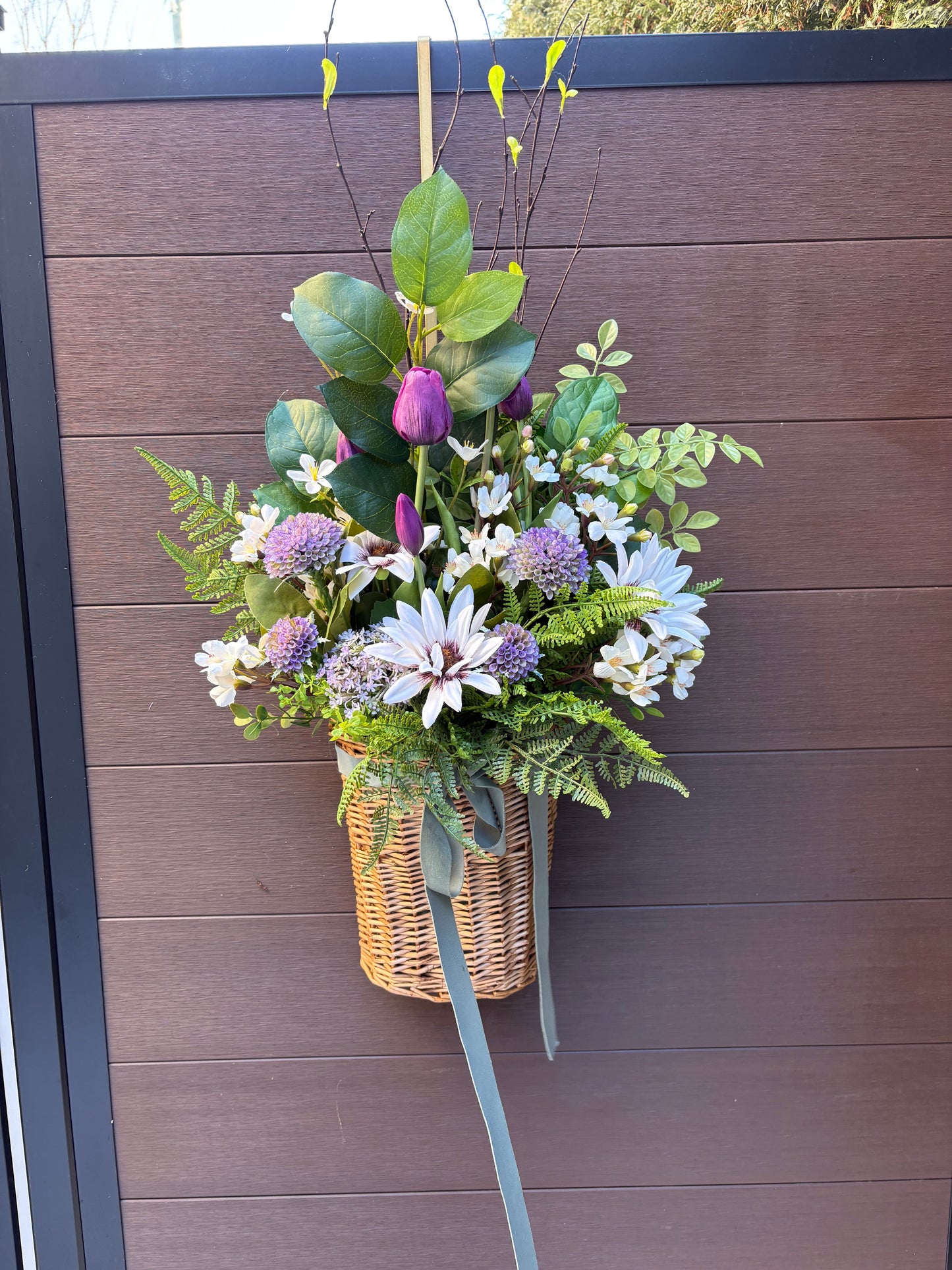 Panier mural fleuri en osier – décoration de porte printemps été style champêtre