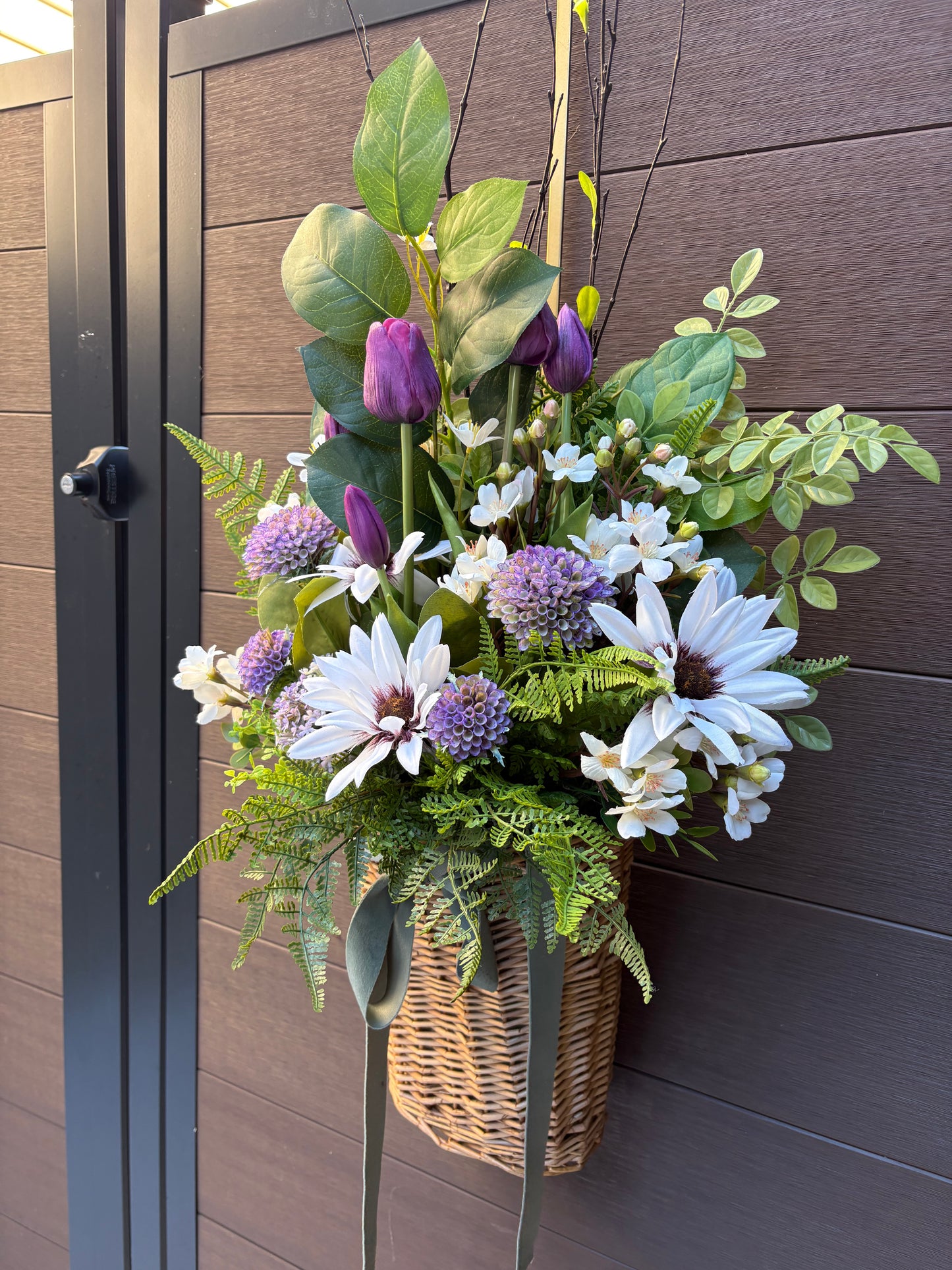 Panier mural fleuri en osier – décoration de porte printemps été style champêtre