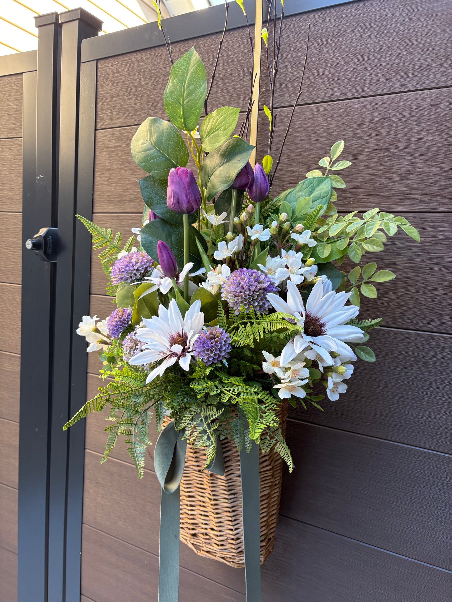 Panier mural fleuri en osier – décoration de porte printemps été style champêtre