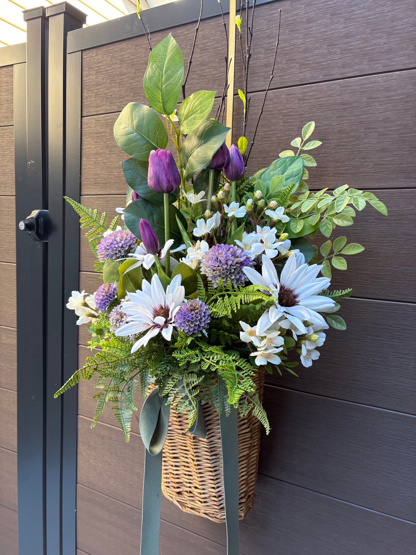 Panier mural fleuri en osier – décoration de porte printemps été style champêtre