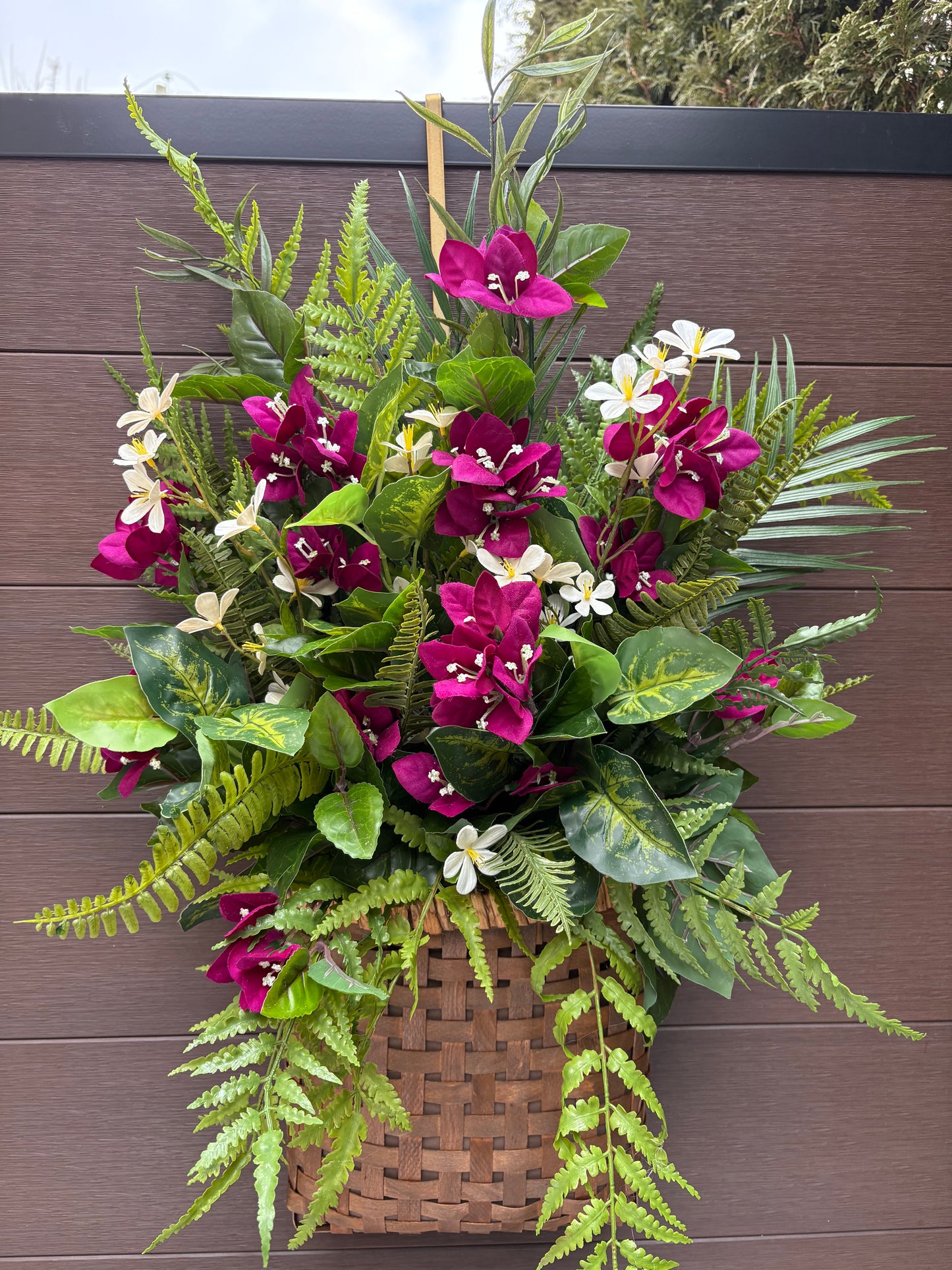 Panier mural floral bougainvilliers prunes – Décoration porte d’entrée avec fougères et verdure – 29 x 18 pouces