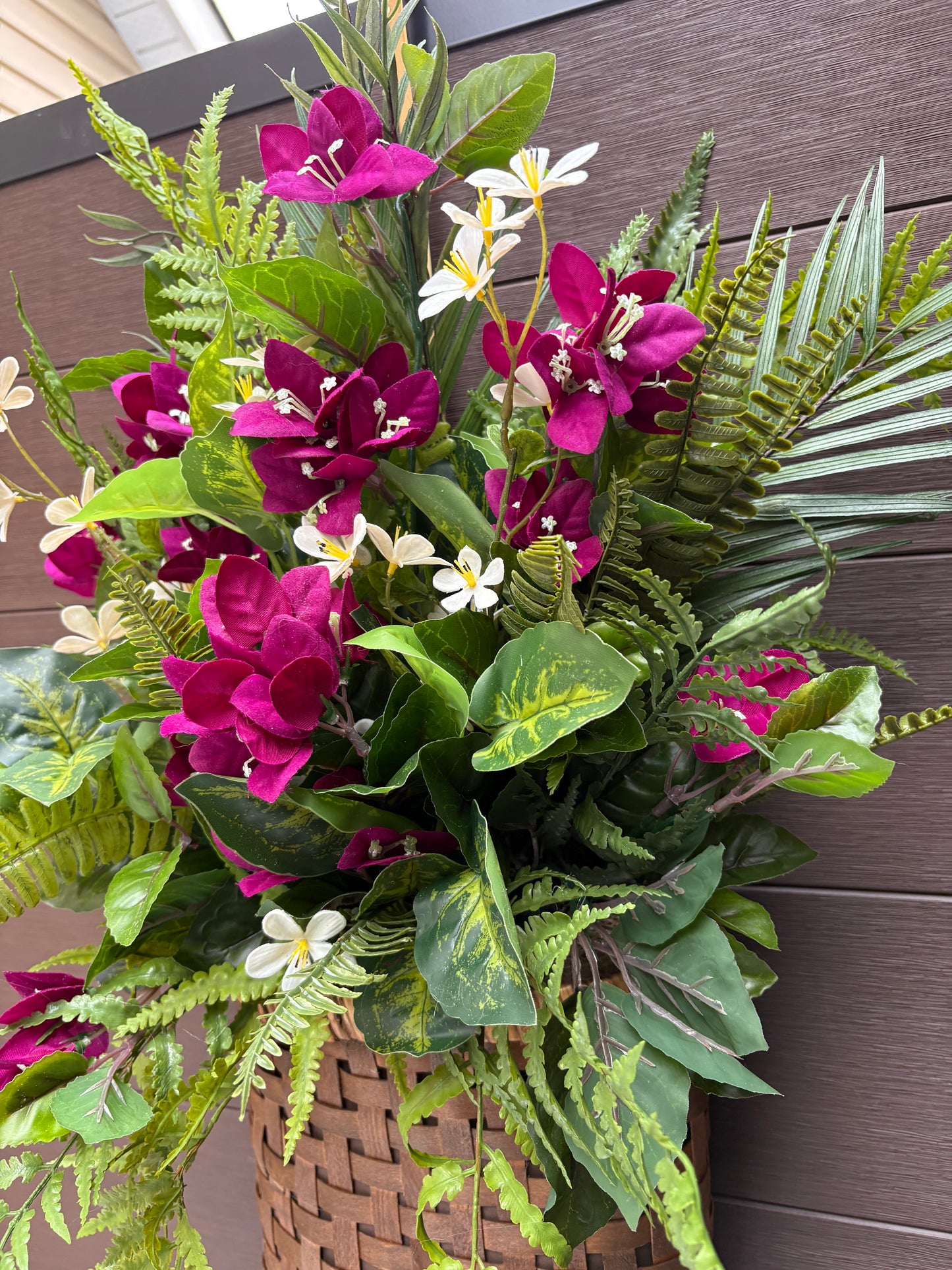 Panier mural floral bougainvilliers prunes – Décoration porte d’entrée avec fougères et verdure – 29 x 18 pouces