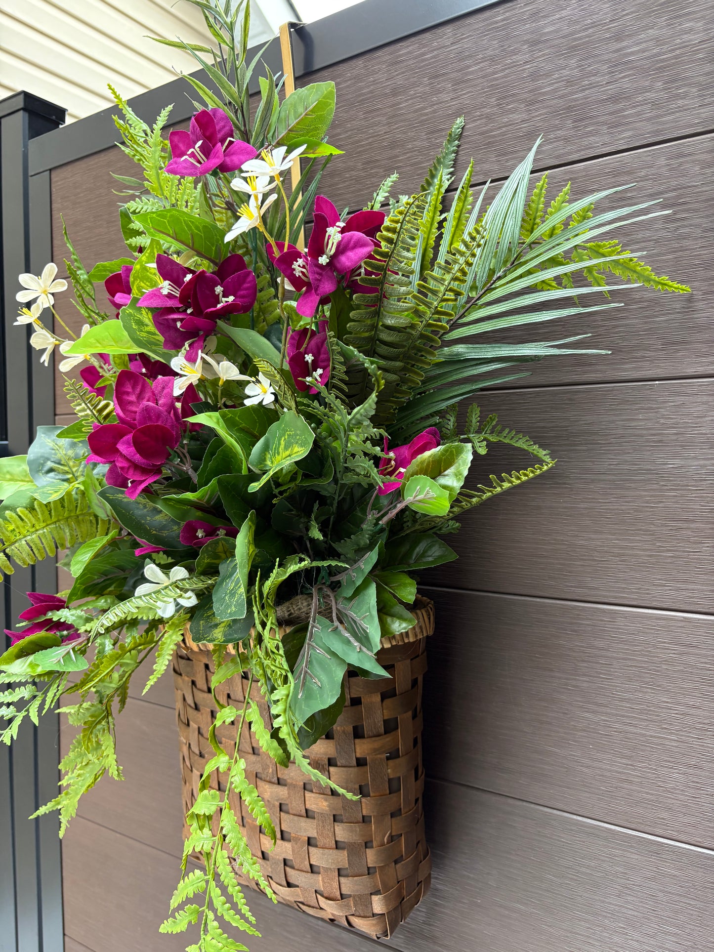 Panier mural floral bougainvilliers prunes – Décoration porte d’entrée avec fougères et verdure – 29 x 18 pouces