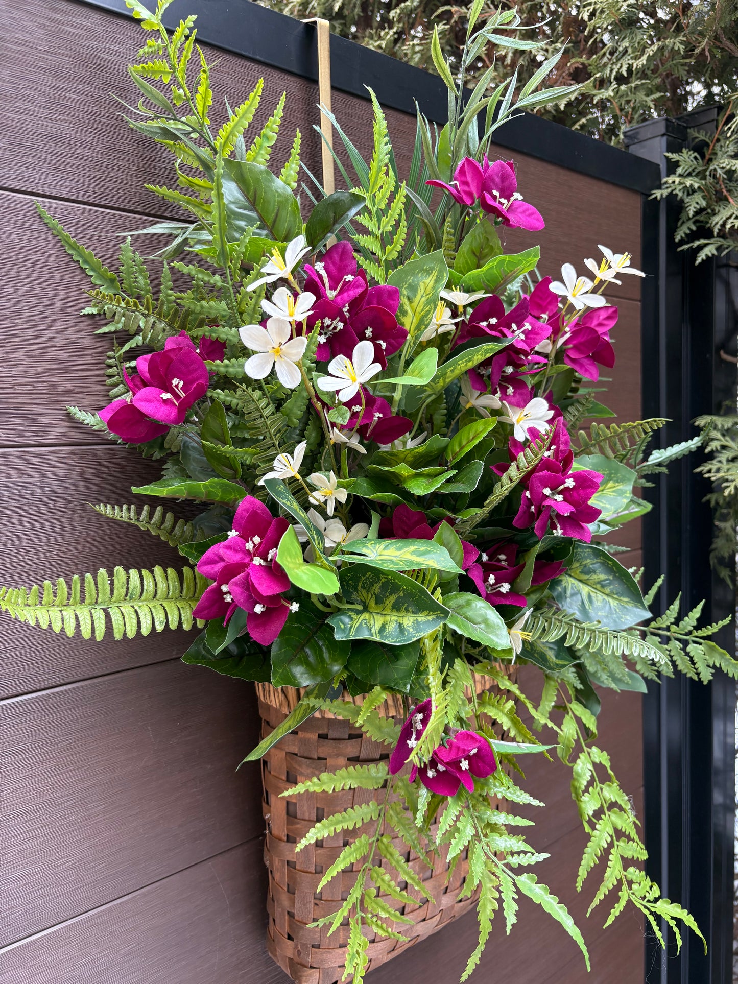 Panier mural floral bougainvilliers prunes – Décoration porte d’entrée avec fougères et verdure – 29 x 18 pouces
