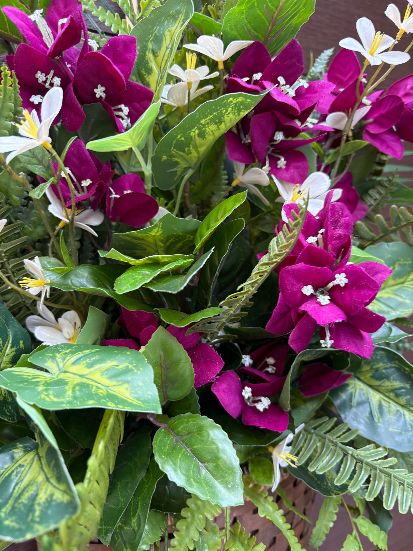 Panier mural floral bougainvilliers prunes – Décoration porte d’entrée avec fougères et verdure – 29 x 18 pouces