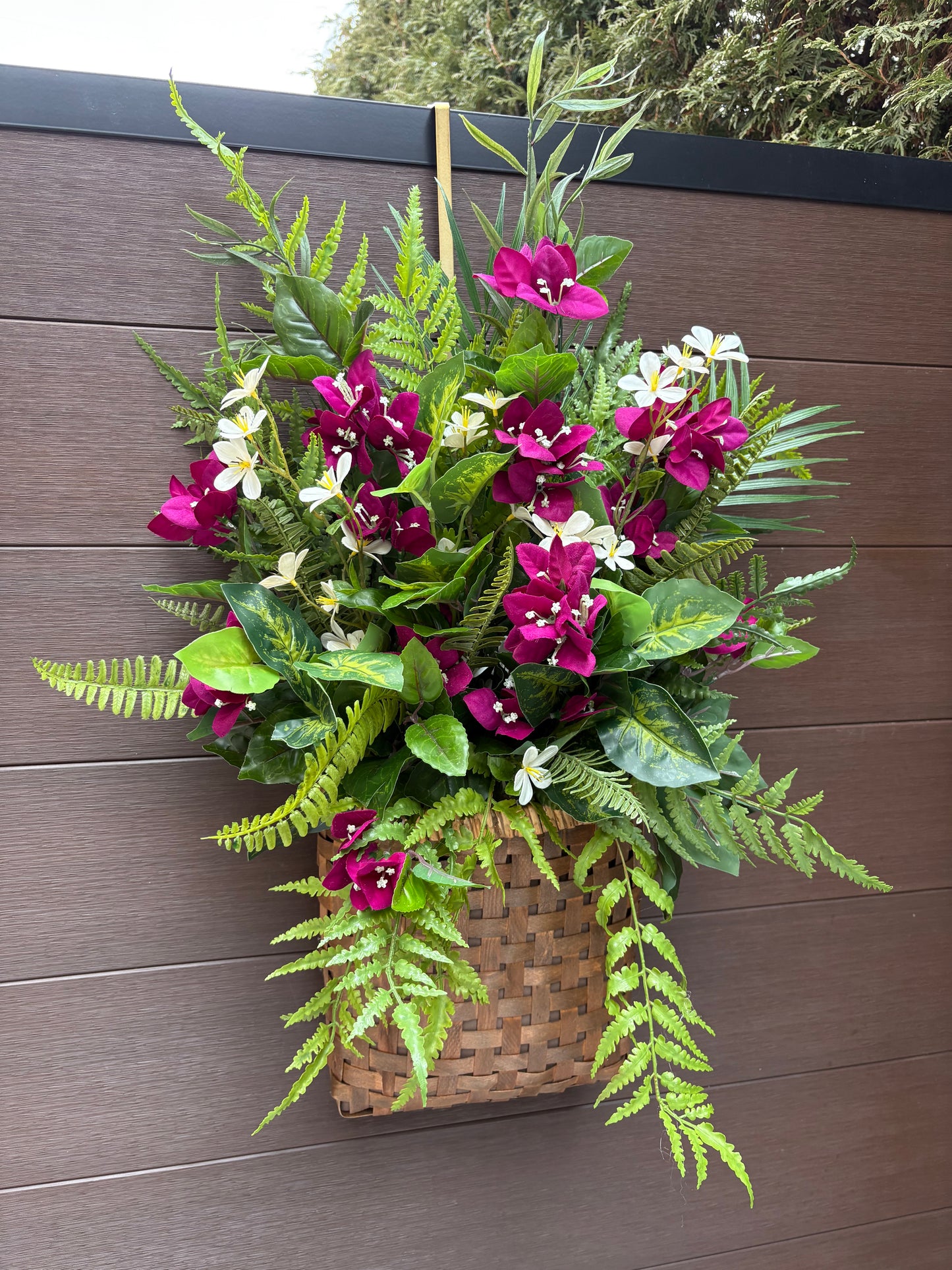 Panier mural floral bougainvilliers prunes – Décoration porte d’entrée avec fougères et verdure – 29 x 18 pouces