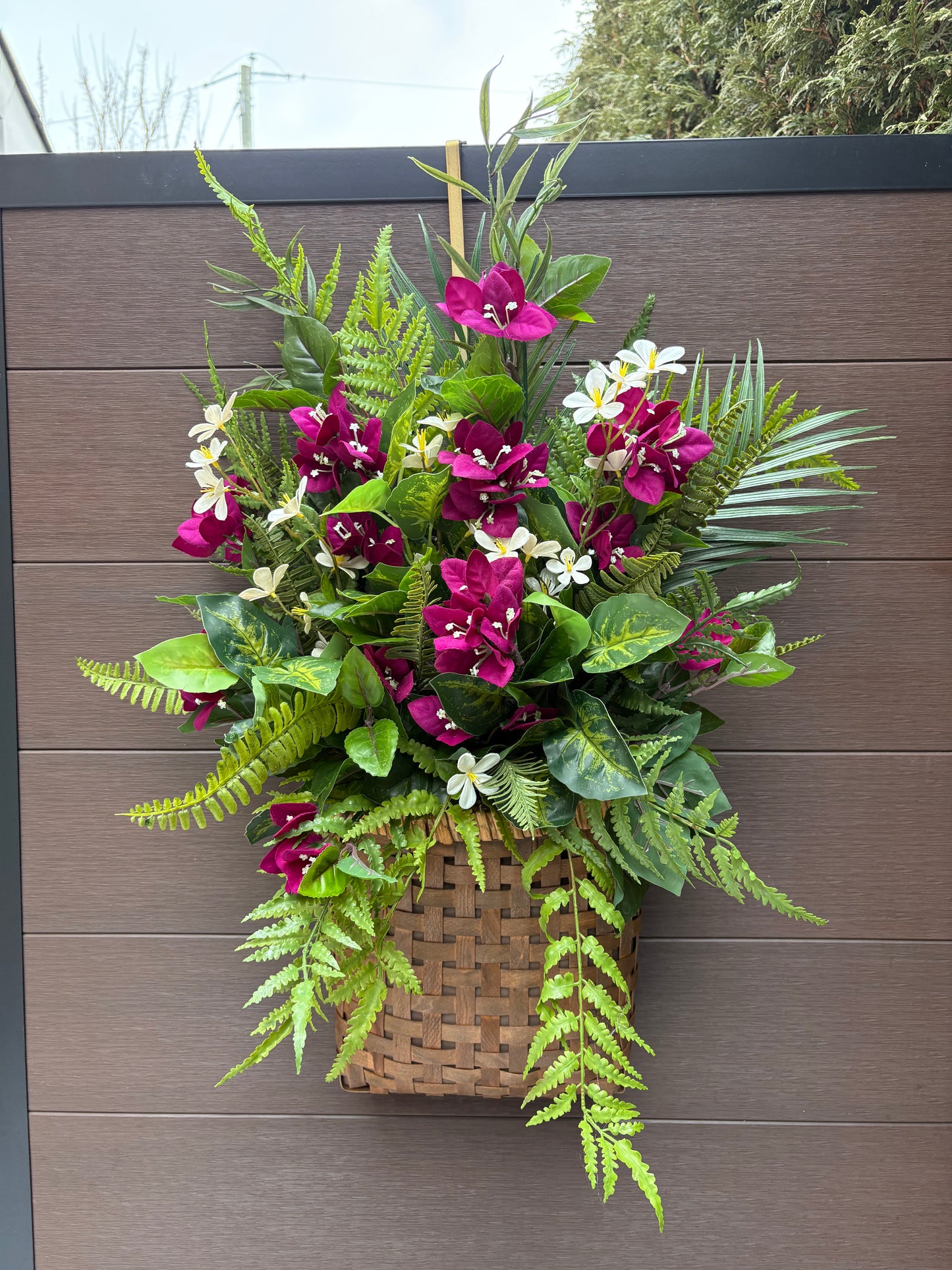 Panier mural floral bougainvilliers prunes – Décoration porte d’entrée avec fougères et verdure – 29 x 18 pouces