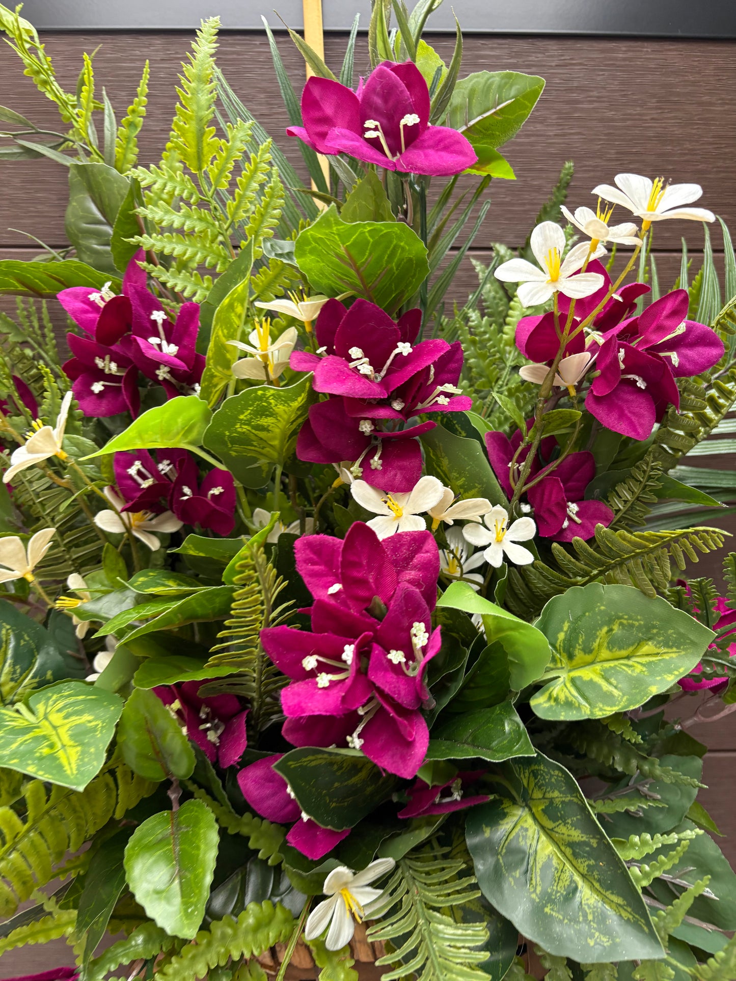 Panier mural floral bougainvilliers prunes – Décoration porte d’entrée avec fougères et verdure – 29 x 18 pouces
