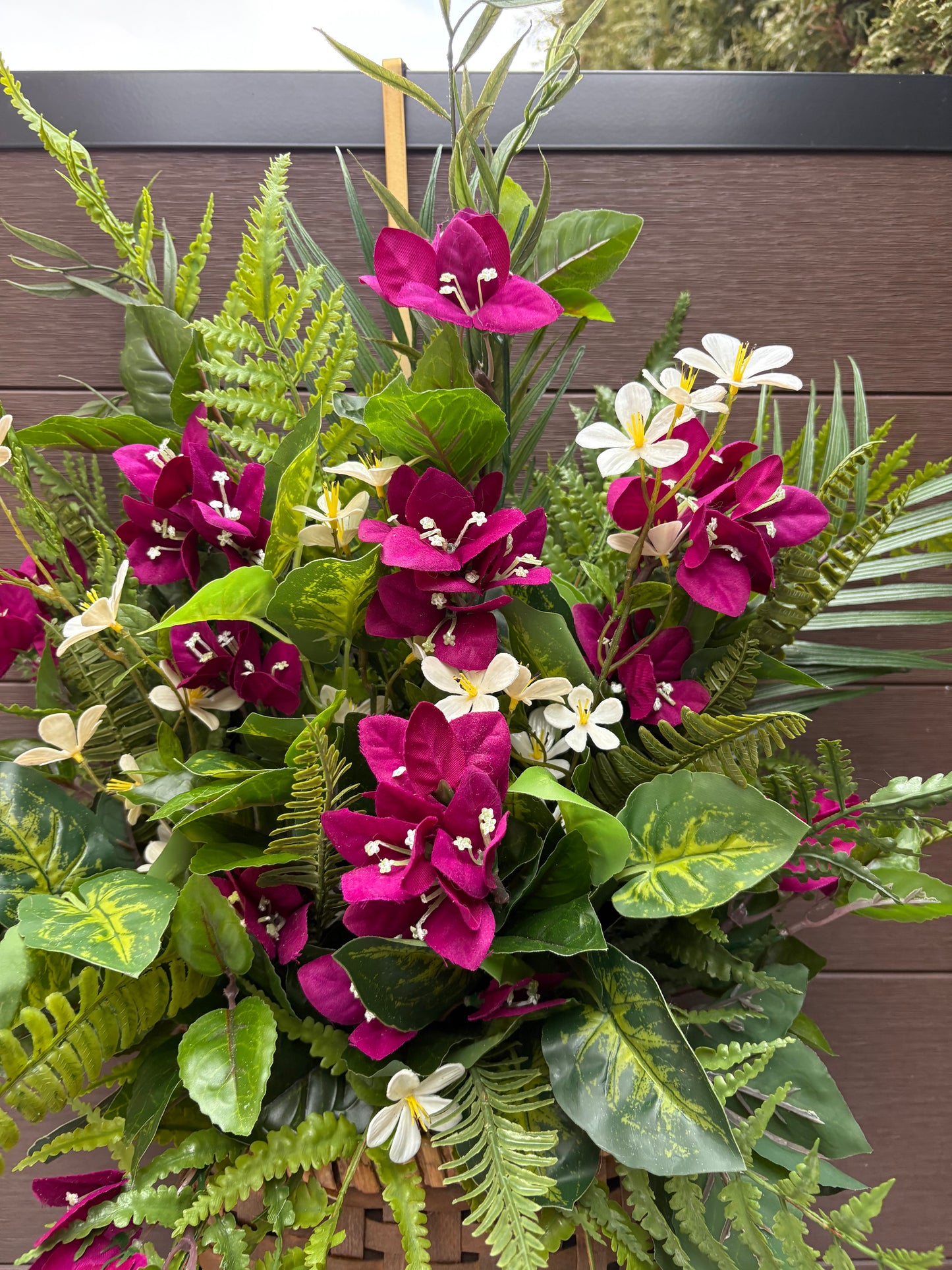 Panier mural floral bougainvilliers prunes – Décoration porte d’entrée avec fougères et verdure – 29 x 18 pouces