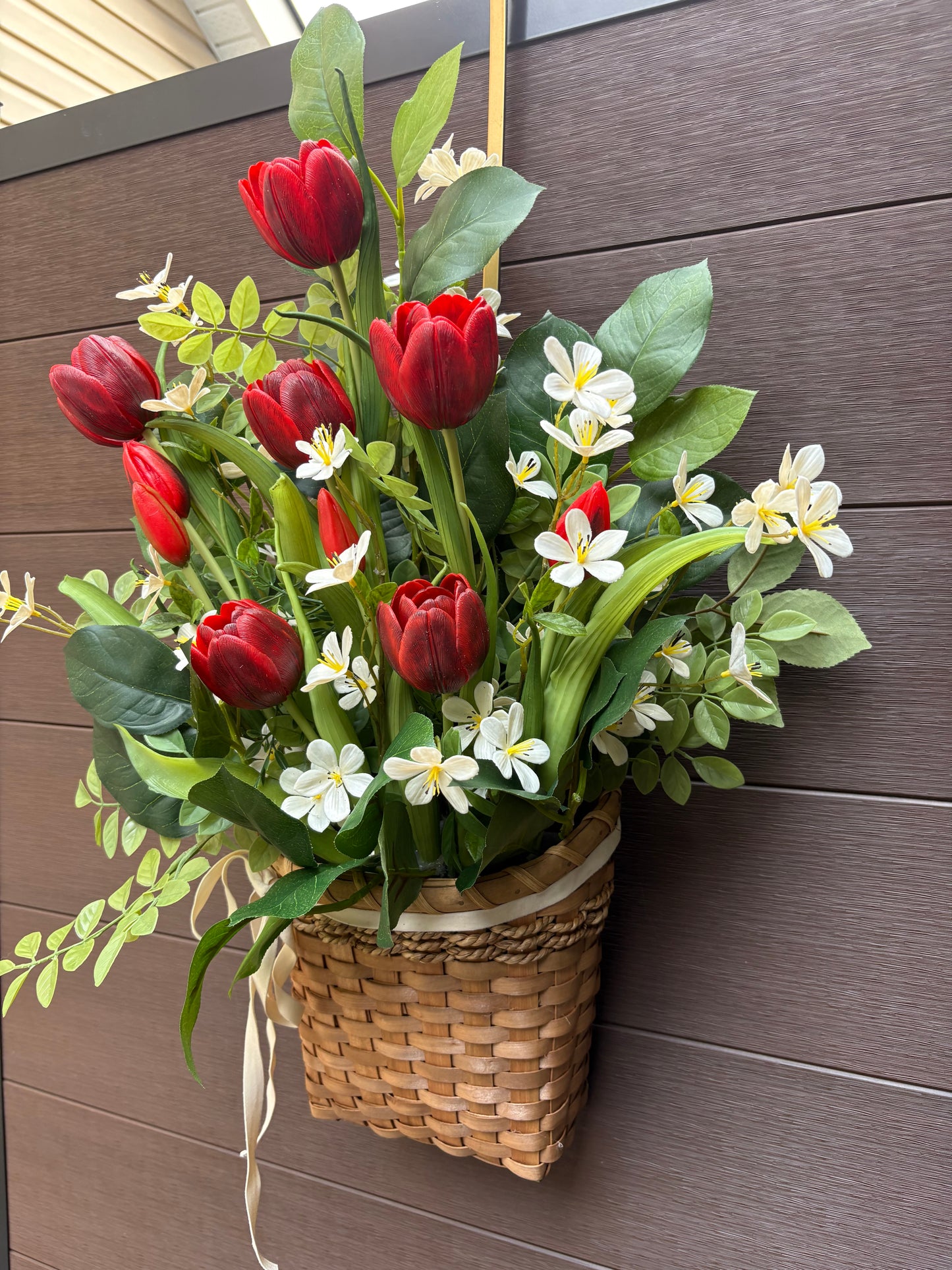 Panier mural printanier tulipes rouges – Arrangement floral avec feuilles de citronnier et acacia – 24 x 18 pouces
