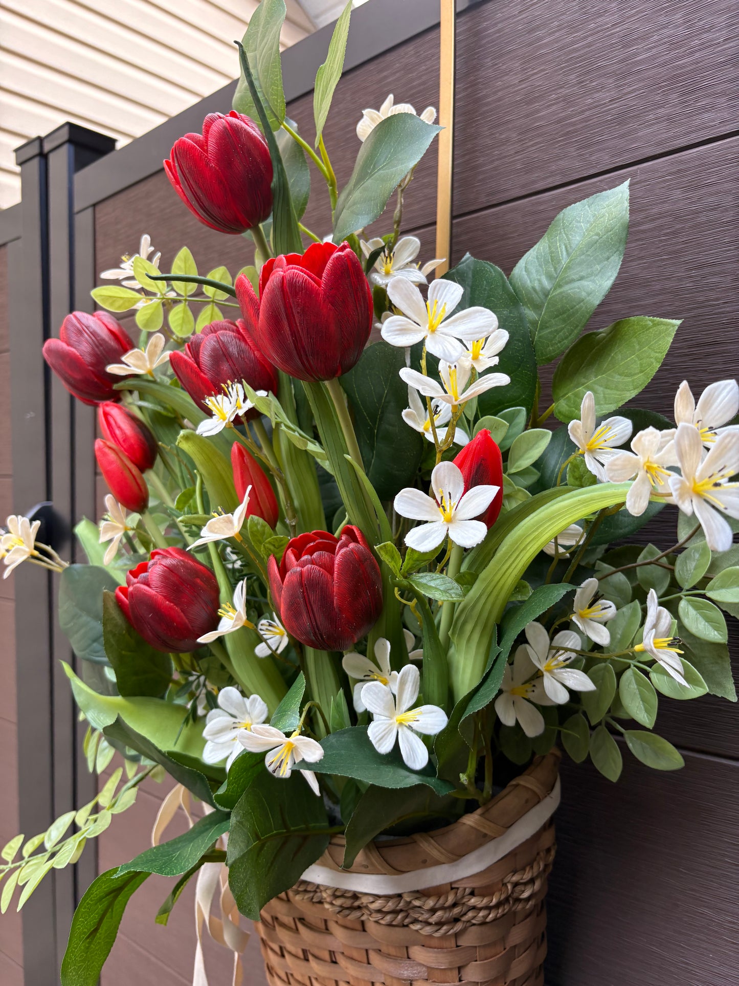 Panier mural printanier tulipes rouges – Arrangement floral avec feuilles de citronnier et acacia – 24 x 18 pouces
