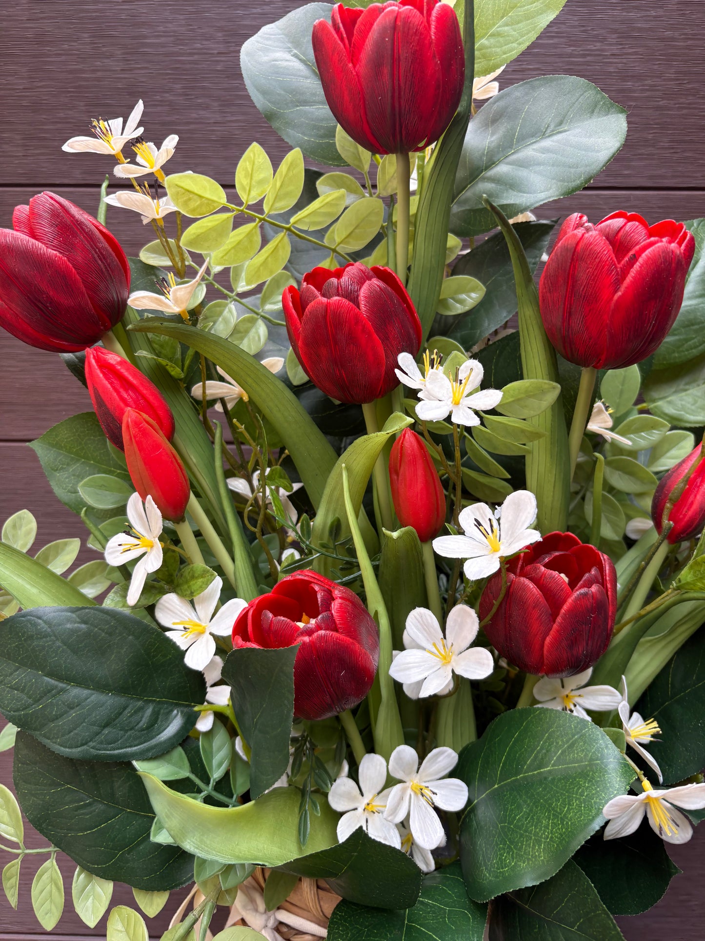 Panier mural printanier tulipes rouges – Arrangement floral avec feuilles de citronnier et acacia – 24 x 18 pouces
