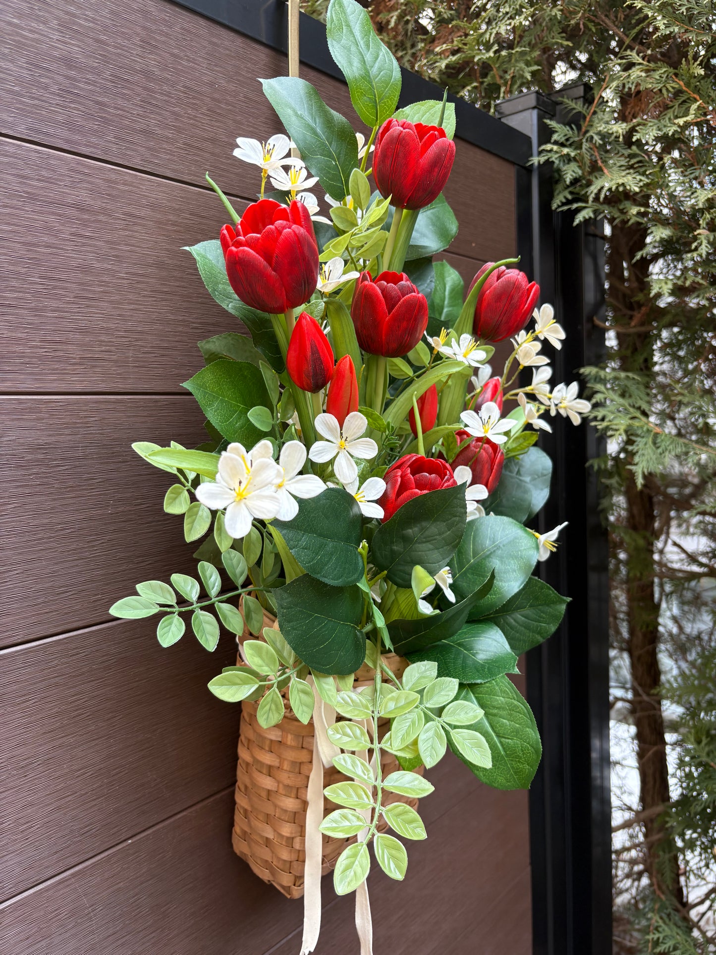 Panier mural printanier tulipes rouges – Arrangement floral avec feuilles de citronnier et acacia – 24 x 18 pouces
