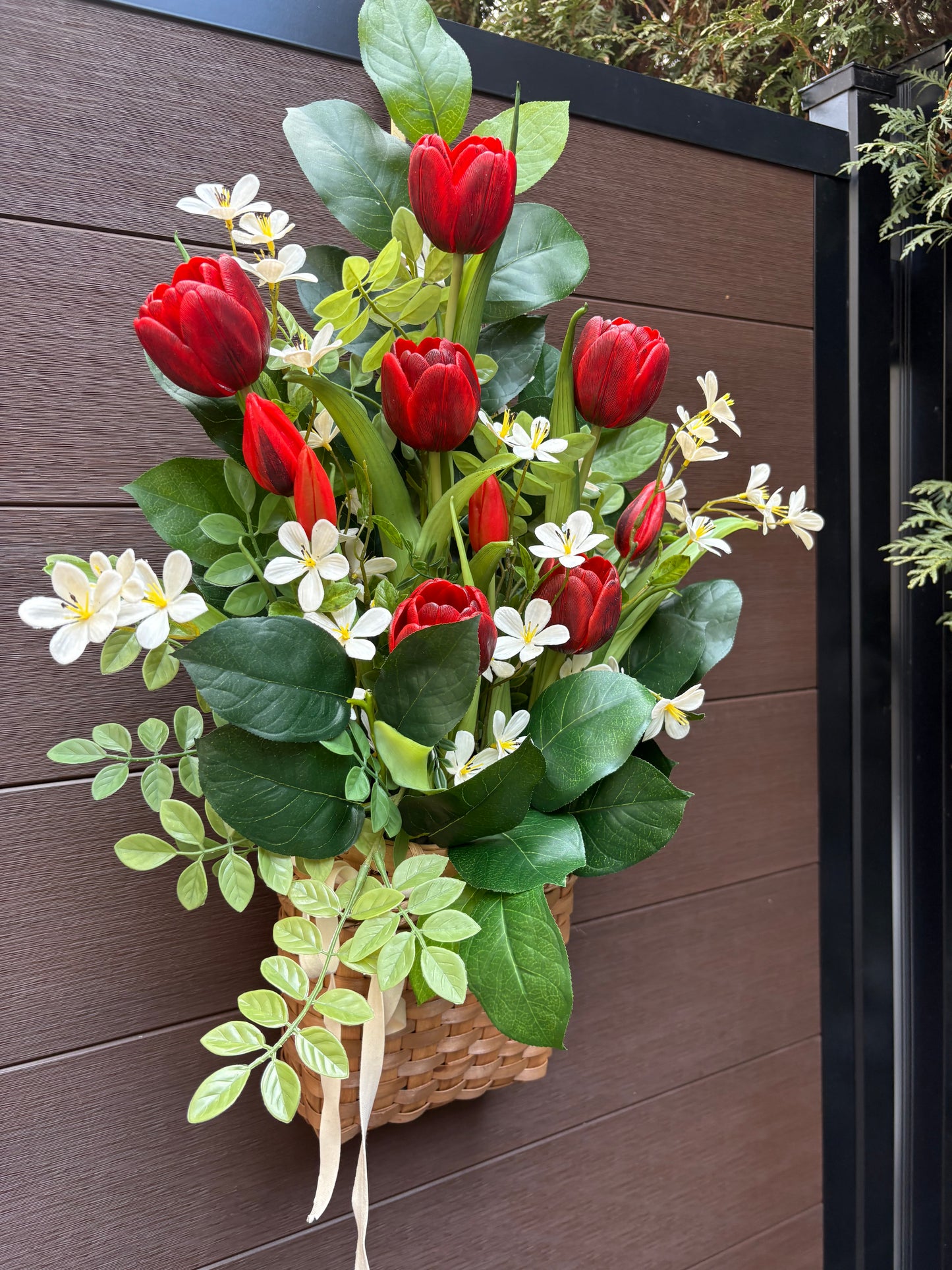 Panier mural printanier tulipes rouges – Arrangement floral avec feuilles de citronnier et acacia – 24 x 18 pouces