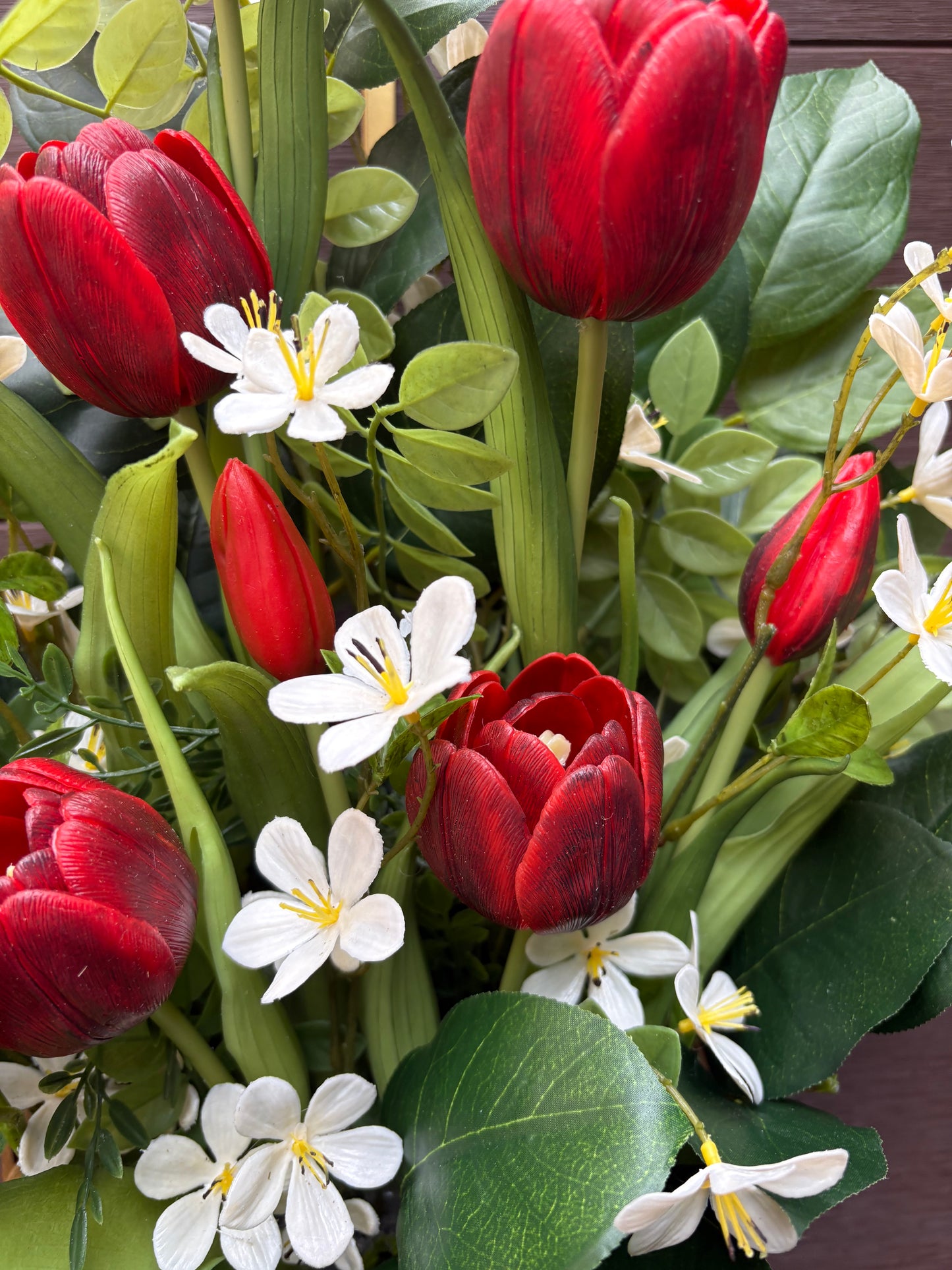 Panier mural printanier tulipes rouges – Arrangement floral avec feuilles de citronnier et acacia – 24 x 18 pouces