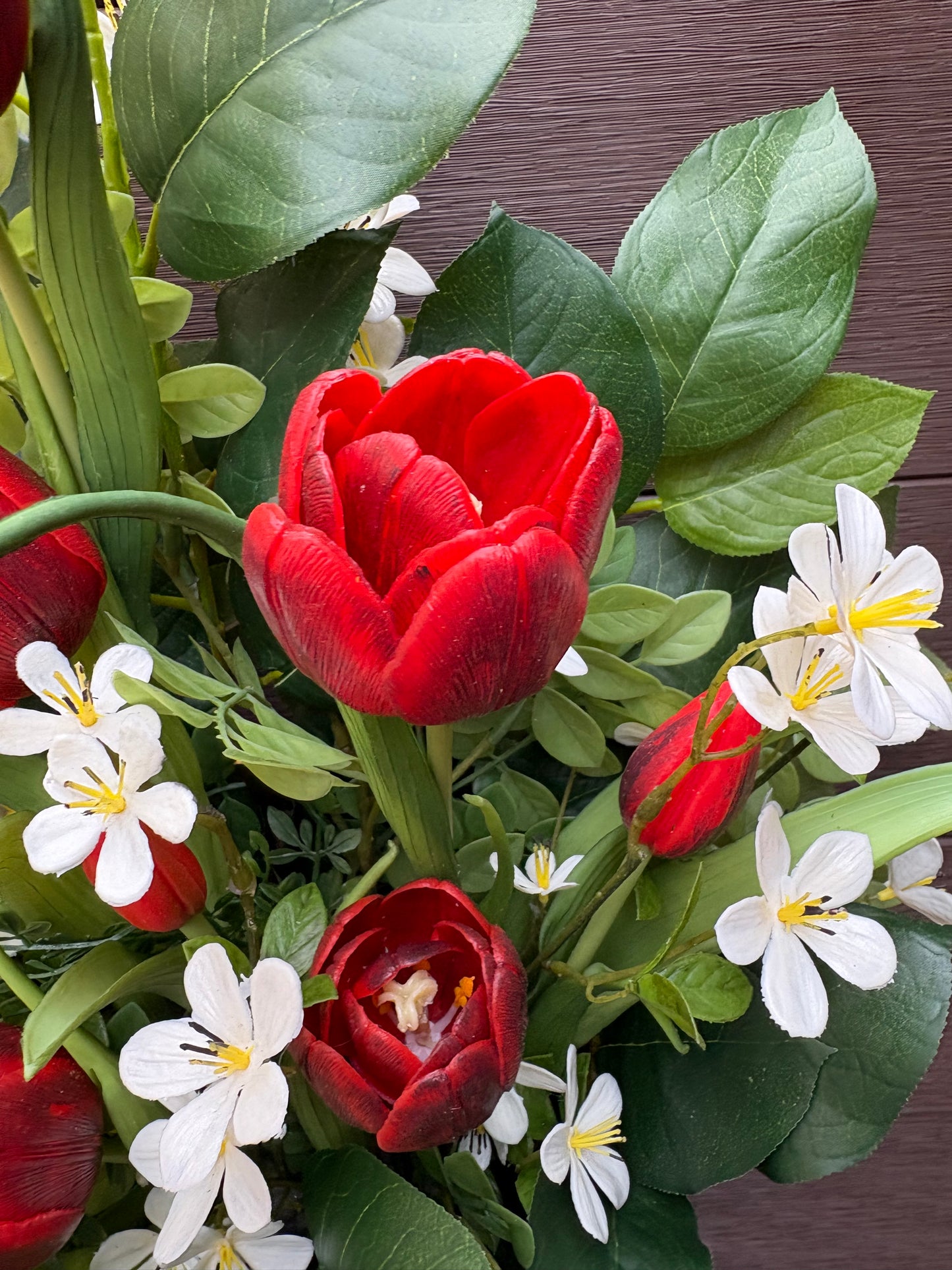 Panier mural printanier tulipes rouges – Arrangement floral avec feuilles de citronnier et acacia – 24 x 18 pouces