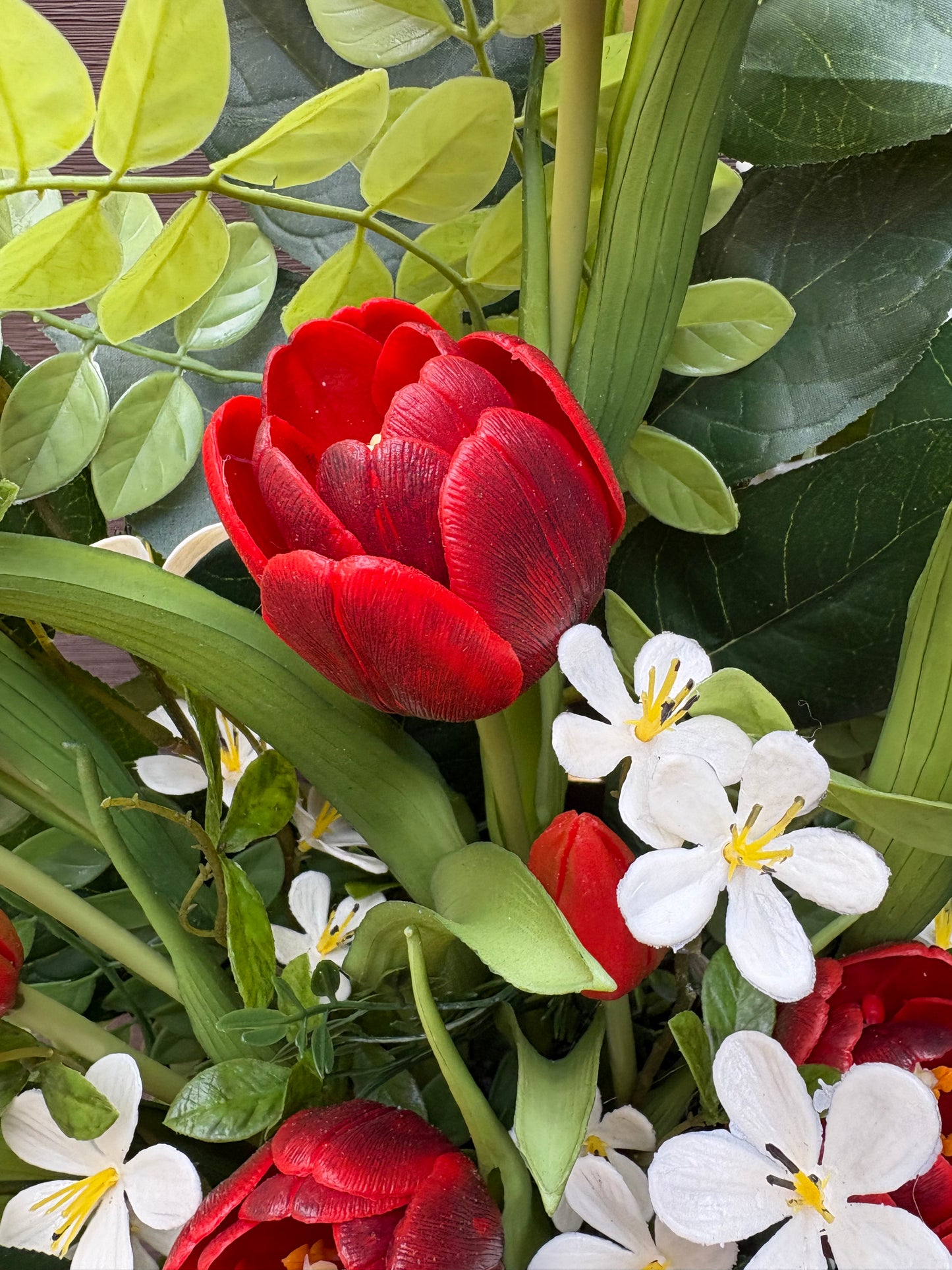 Panier mural printanier tulipes rouges – Arrangement floral avec feuilles de citronnier et acacia – 24 x 18 pouces