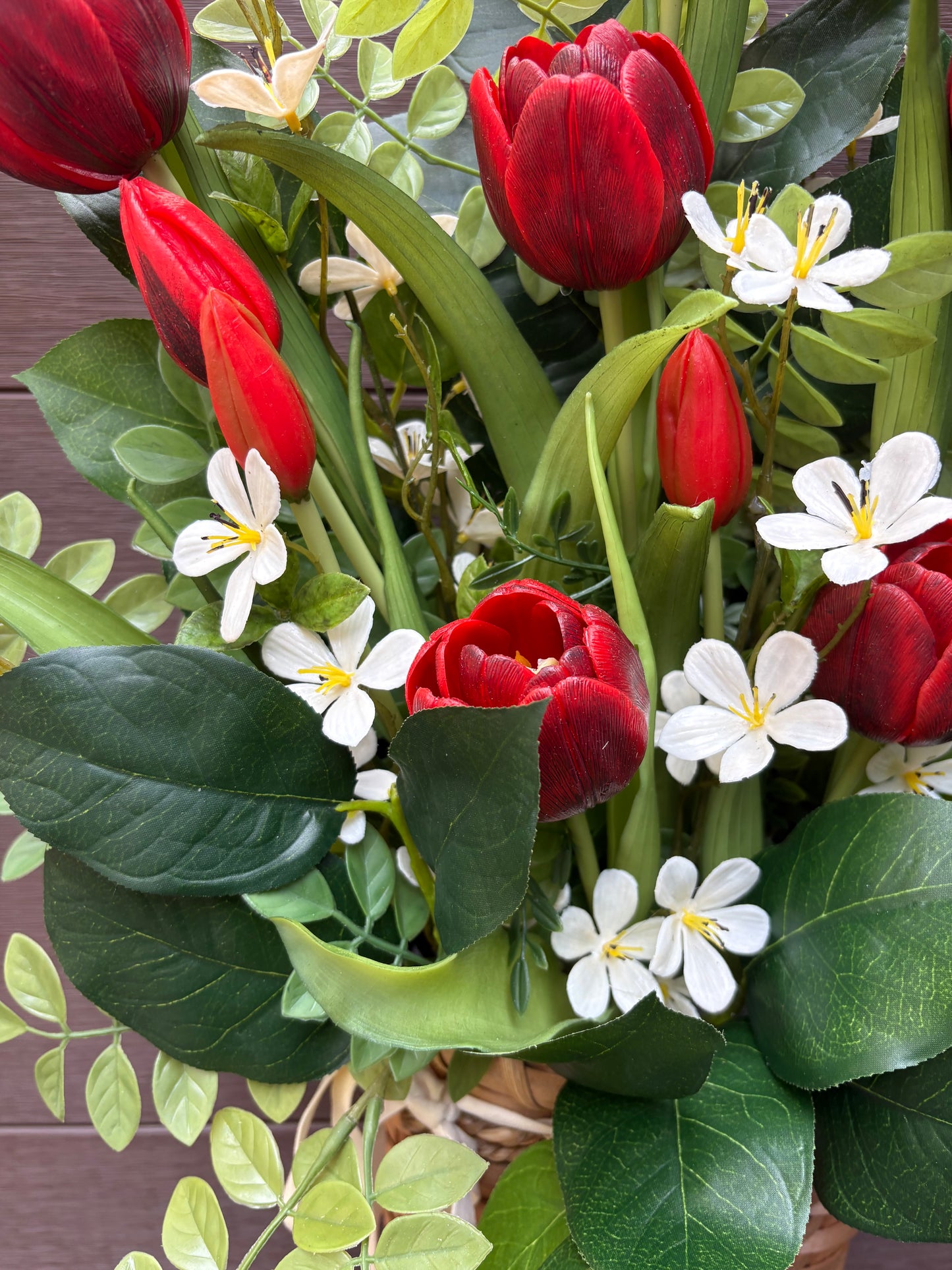 Panier mural printanier tulipes rouges – Arrangement floral avec feuilles de citronnier et acacia – 24 x 18 pouces