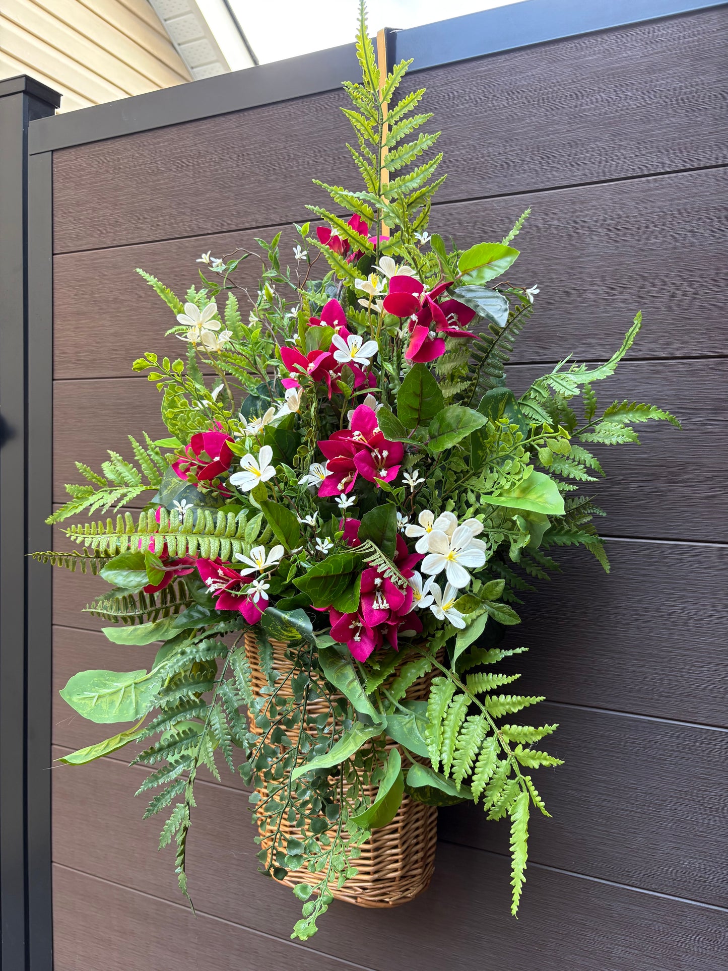 Arrangement floral mural suspendu – Bougainvillier framboise, fougères et fleurs blanches | Collection Béatrice