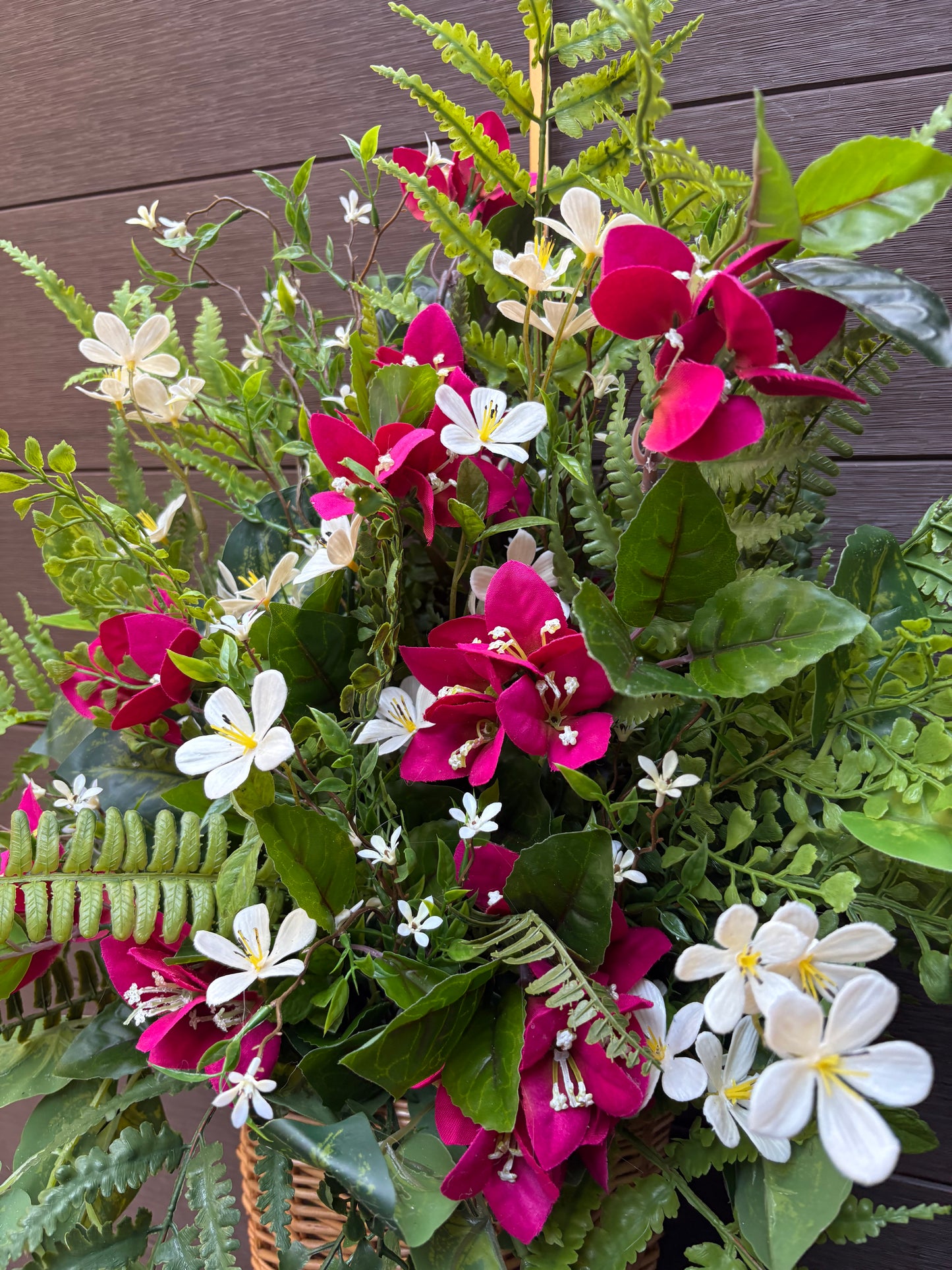 Arrangement floral mural suspendu – Bougainvillier framboise, fougères et fleurs blanches | Collection Béatrice